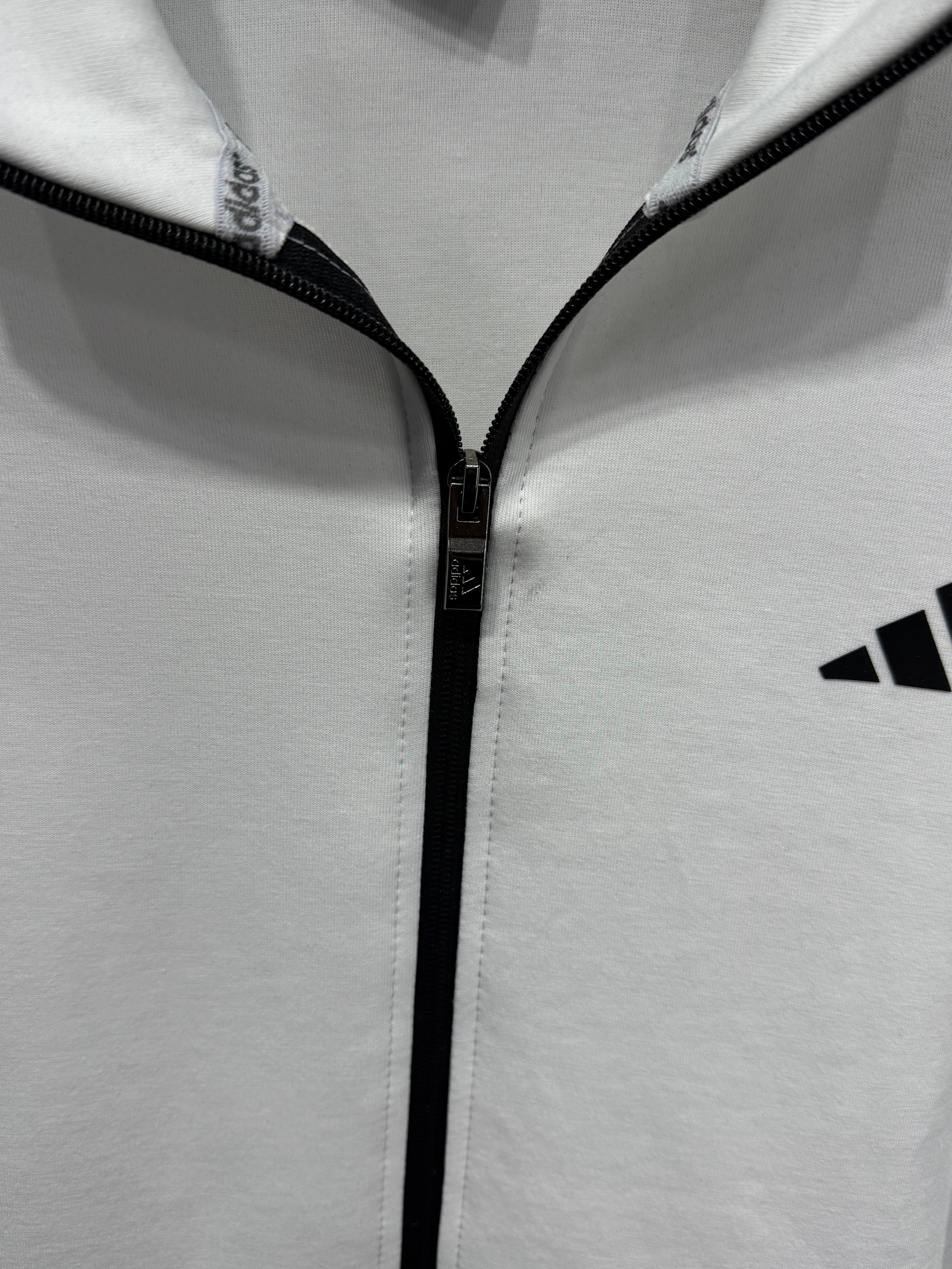 Adidas Erkek Beyaz-Siyah Fermuarlı Eşofman Takımı – 3 Çizgi Detaylı Premium Seri