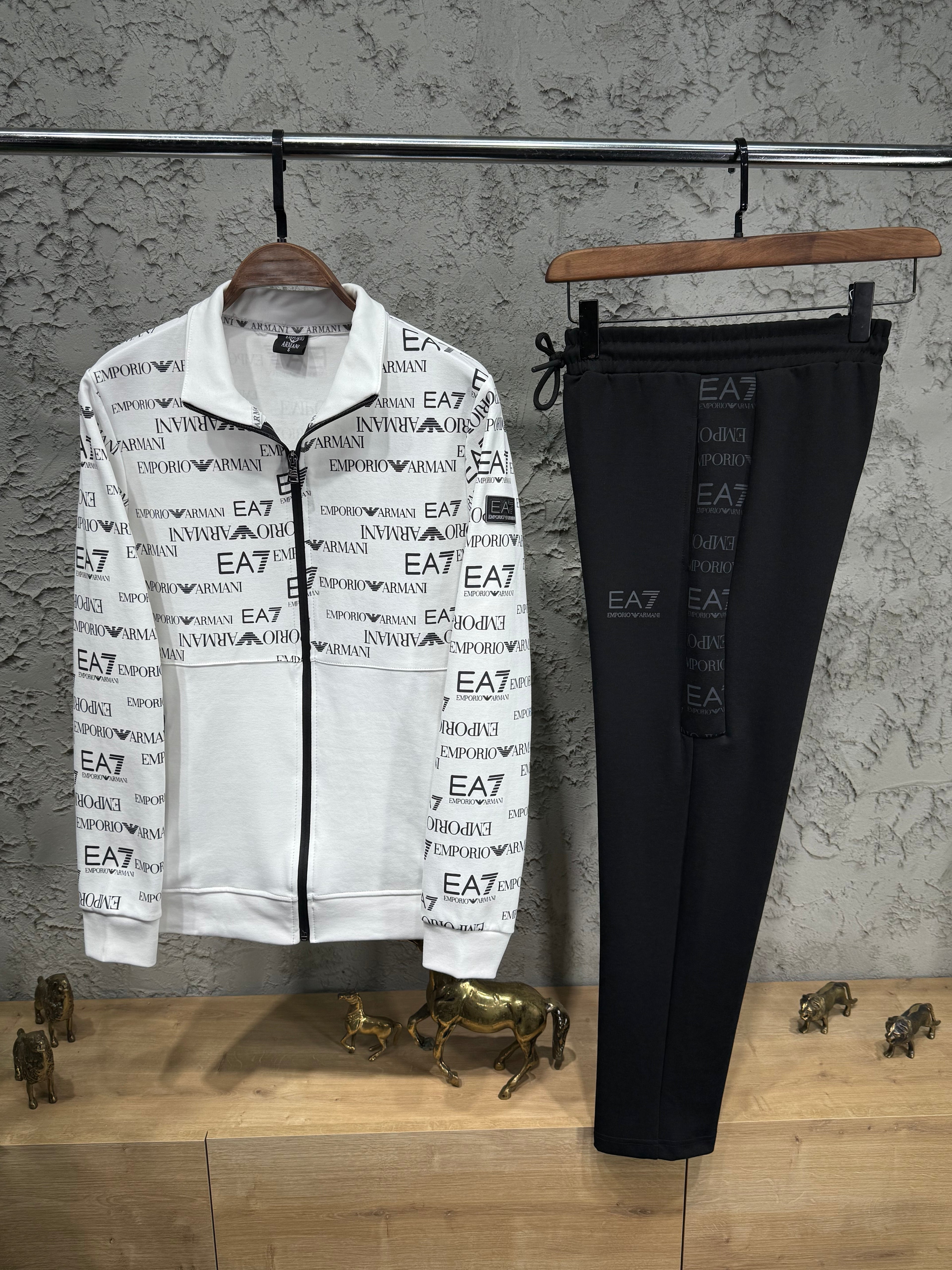 Emporio Armani EA7 Erkek Beyaz-Siyah Logolu Eşofman Takımı – Premium Seri
