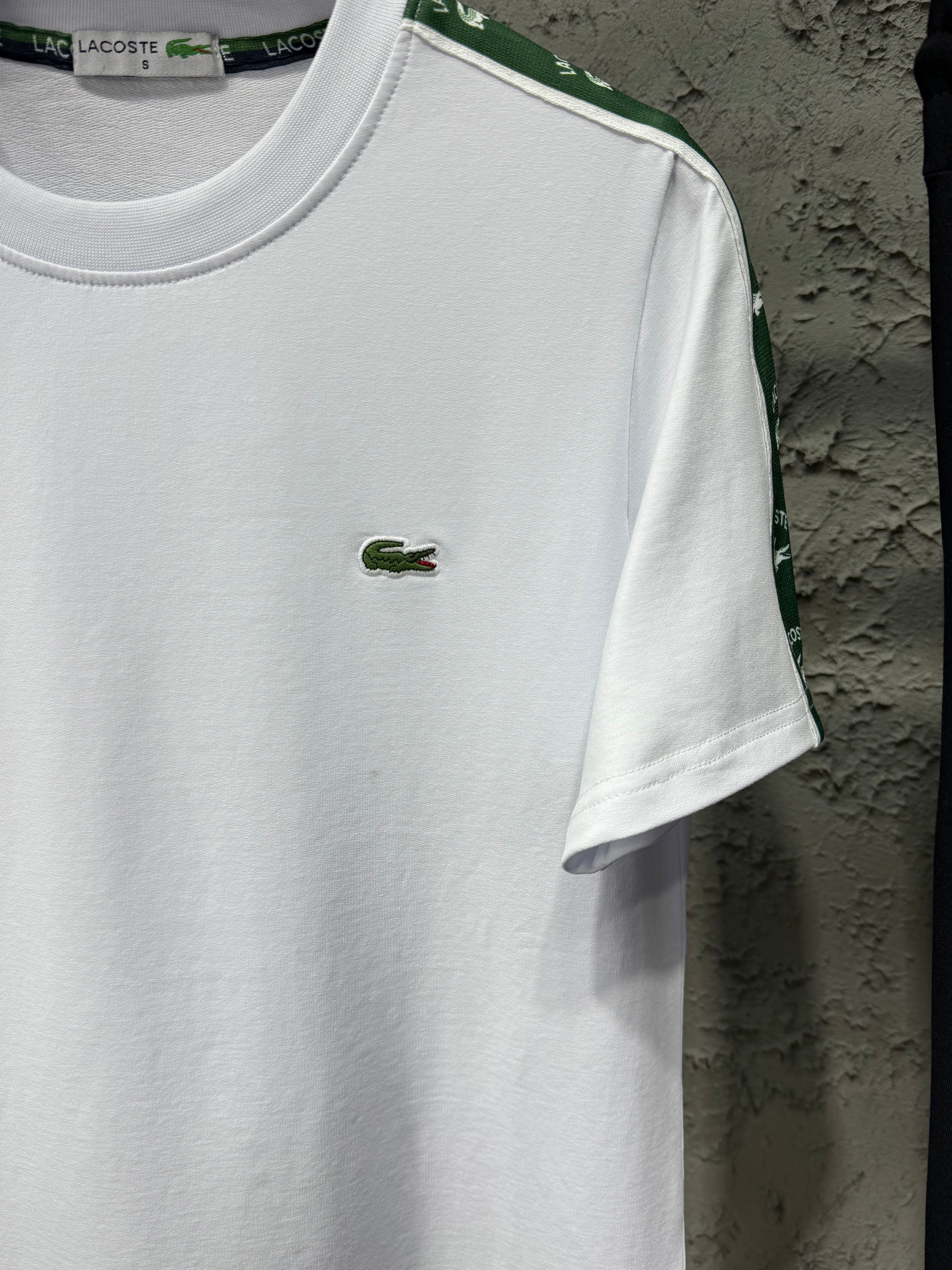 Lacoste Erkek Beyaz T-Shirt & Siyah Şerit Detaylı Eşofman Takımı
