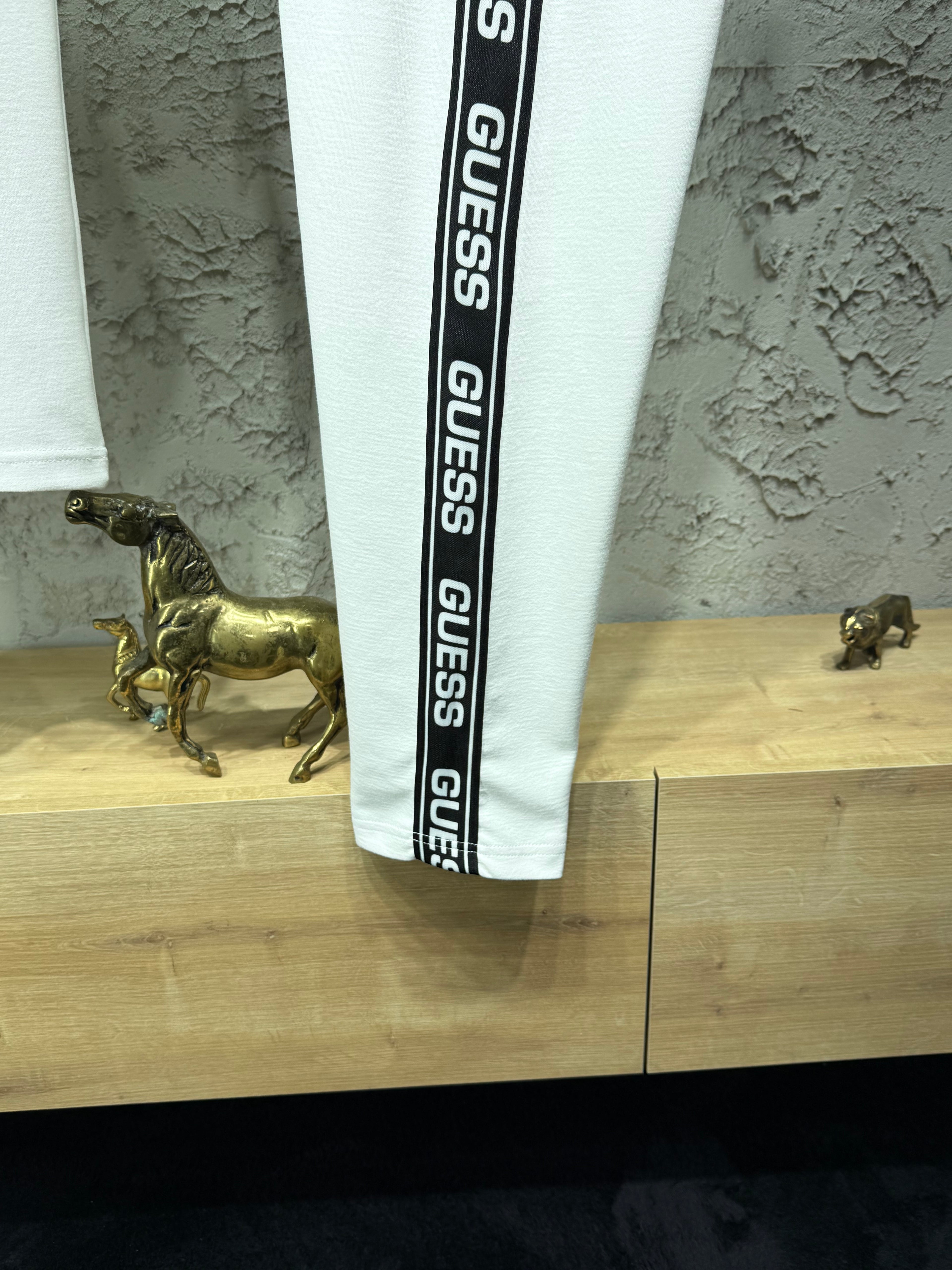 Guess Şeritli Beyaz T-shirt & Eşofman Takımı