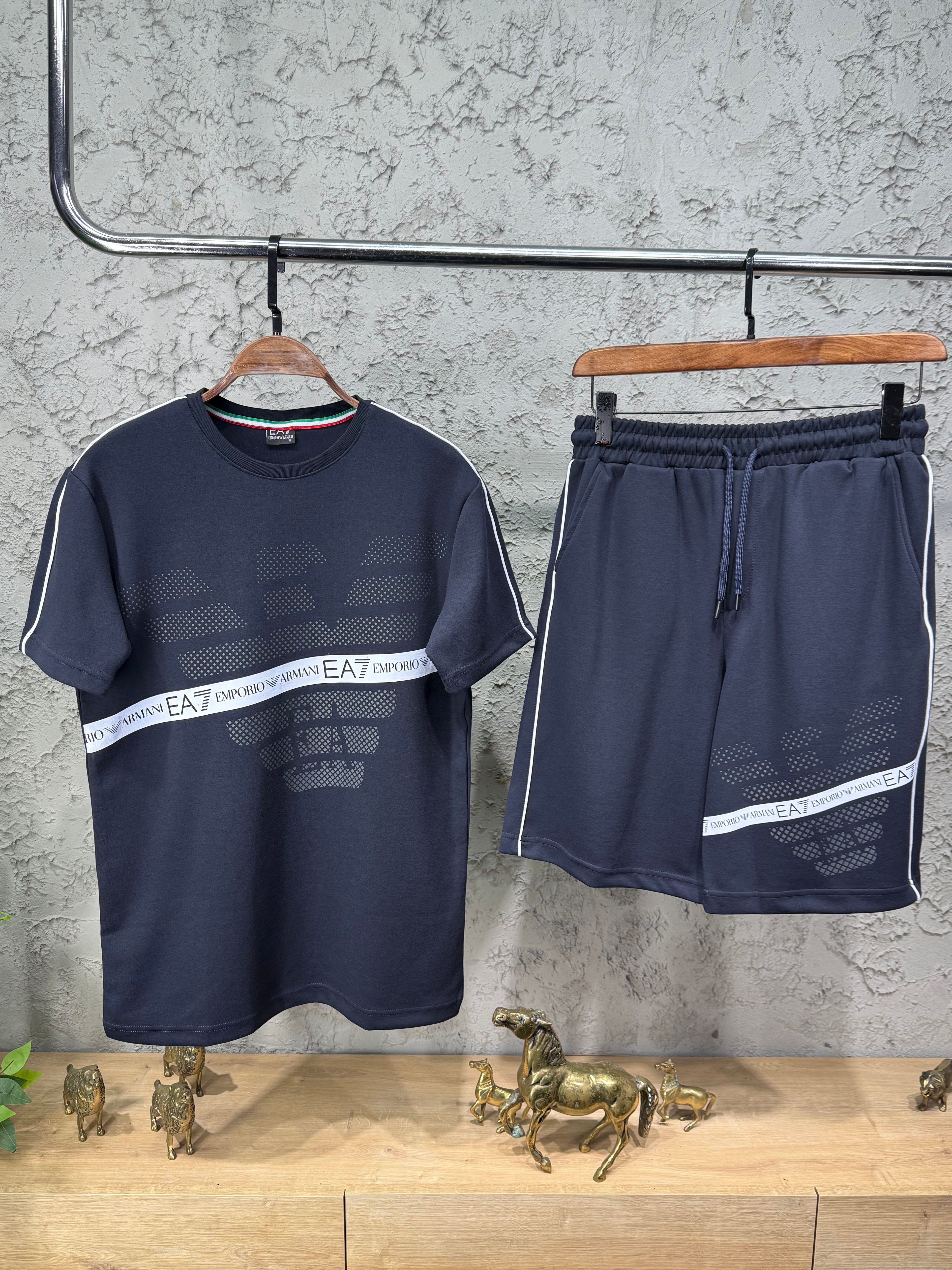 Emporio Armani Büyük Baskı Lacivert T-shirt & Şort Takımı
