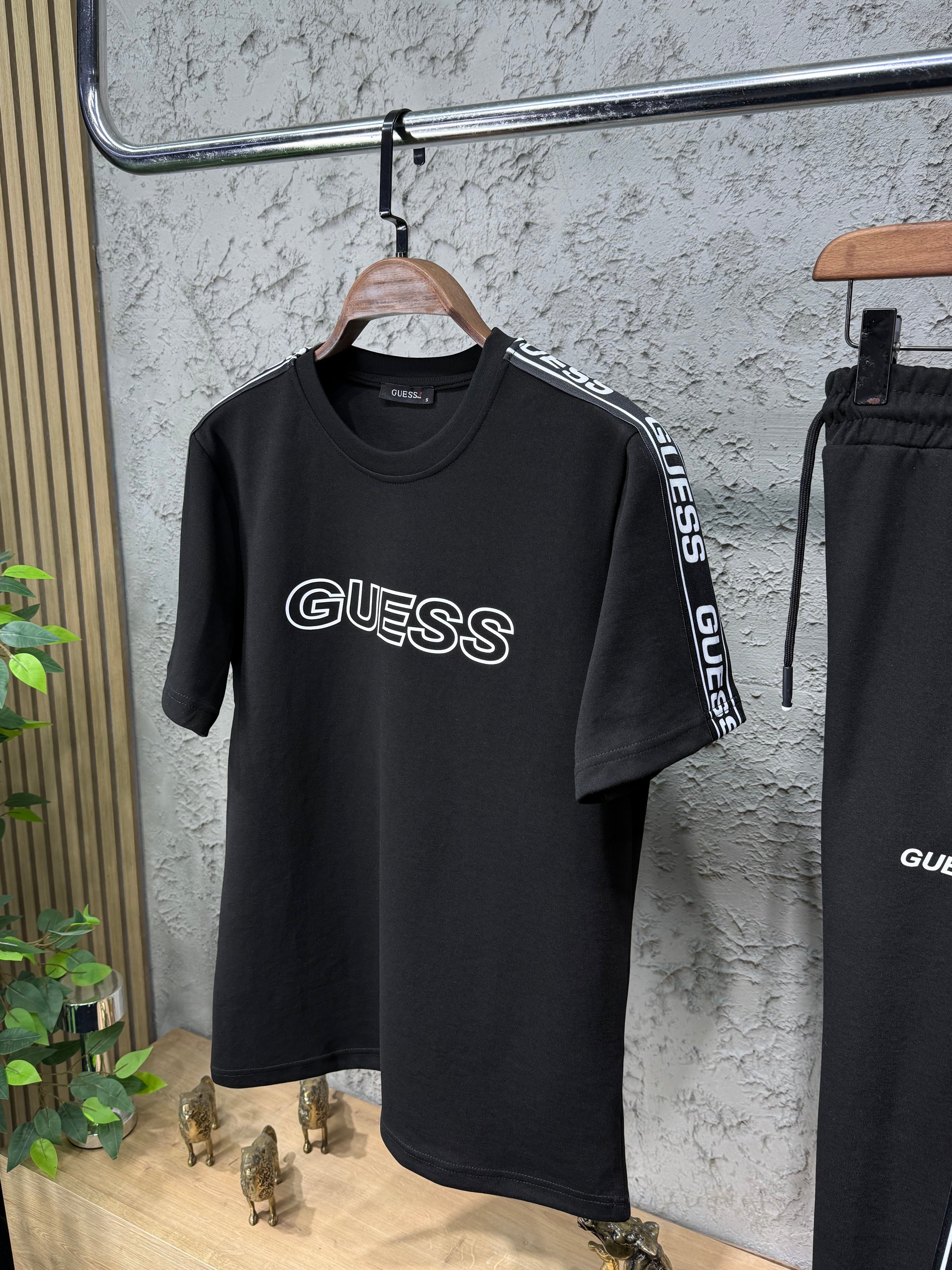 Guess Şeritli Siyah T-shirt & Eşofman Takımı