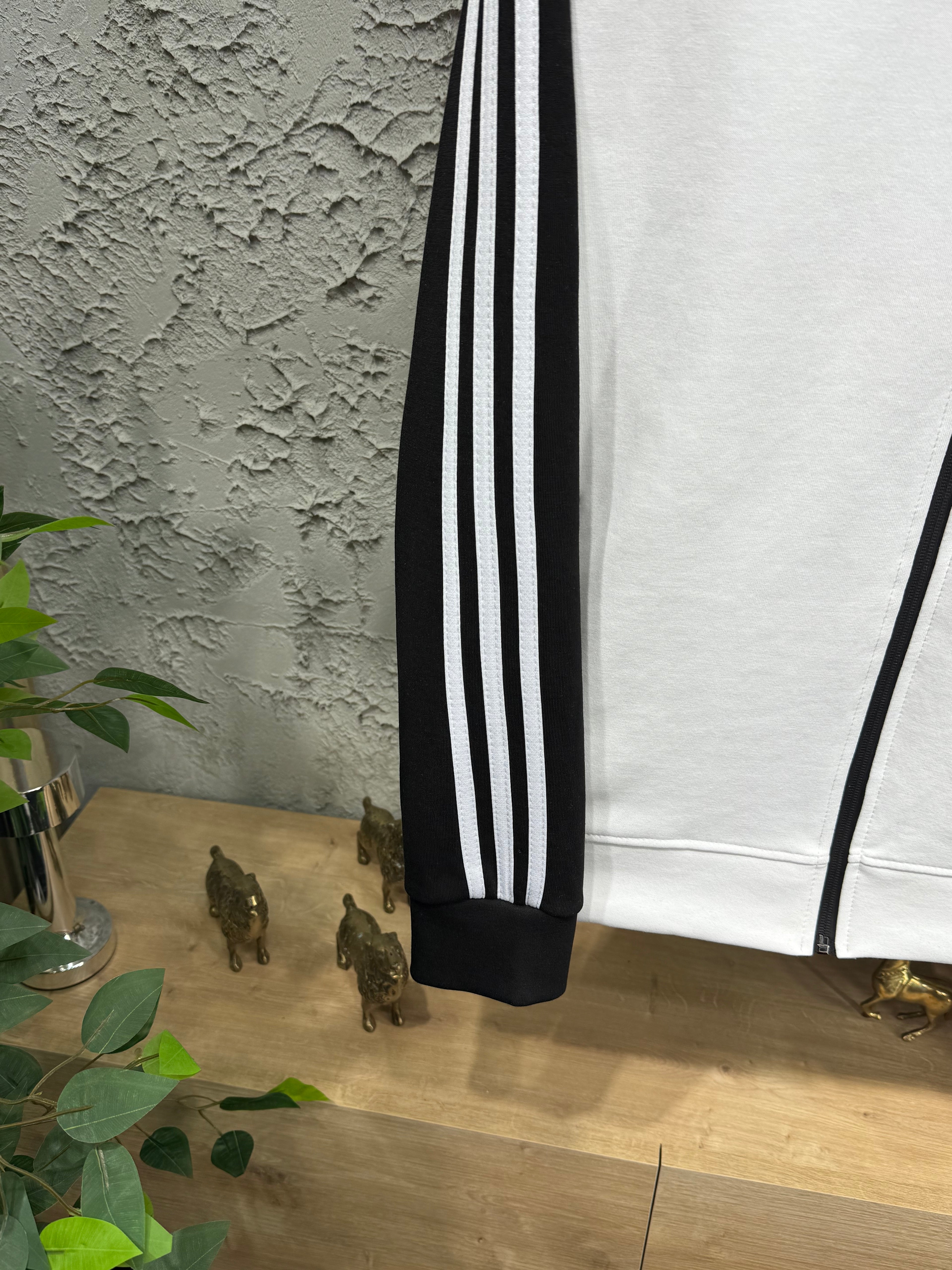 Adidas Erkek Beyaz-Siyah Fermuarlı Eşofman Takımı – 3 Çizgi Detaylı Premium Seri