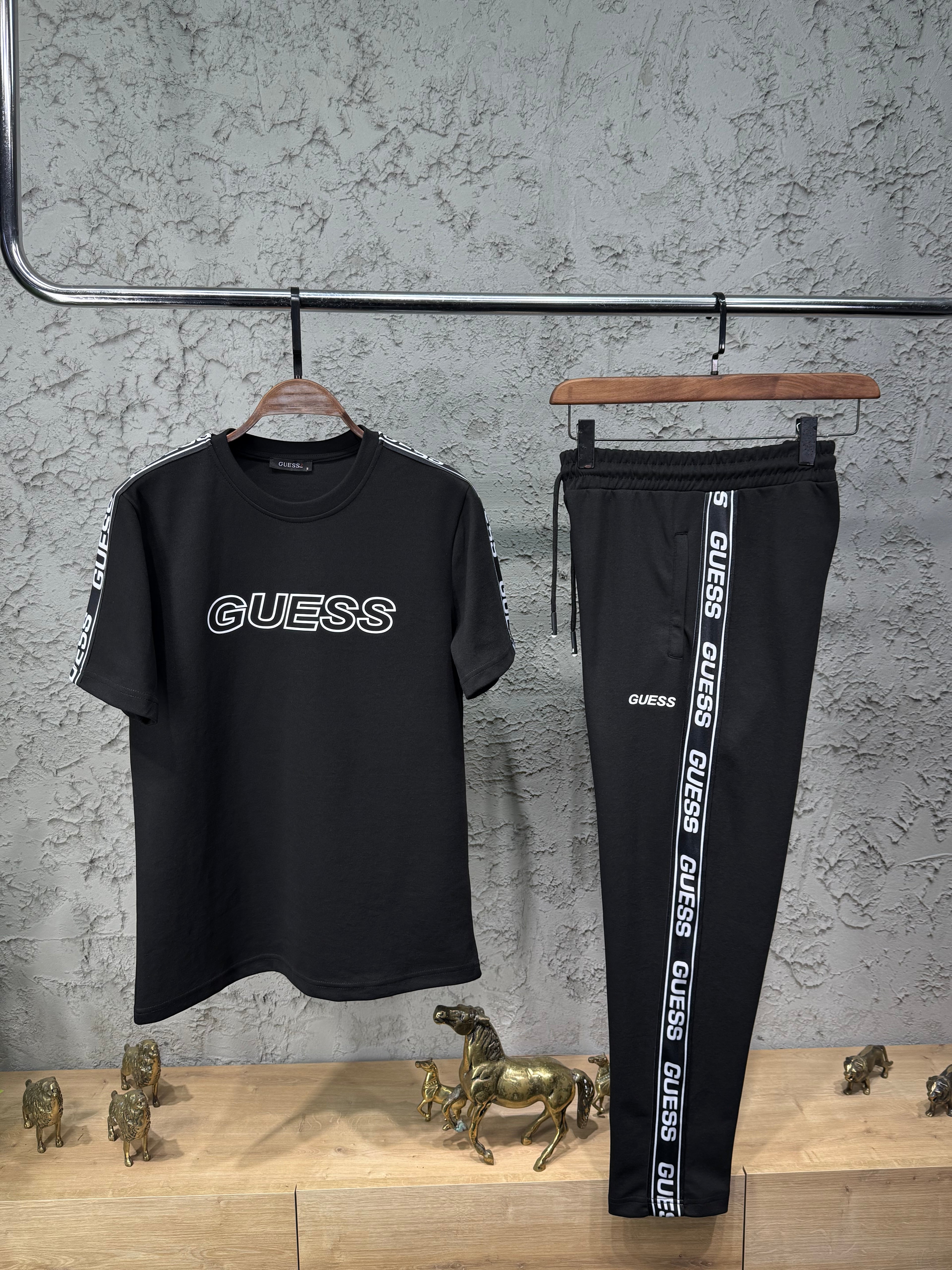 Guess Şeritli Siyah T-shirt & Eşofman Takımı