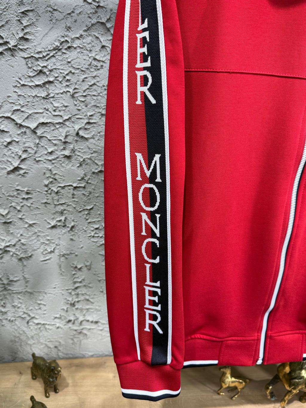 Moncler Erkek Kırmızı-Siyah Fermuarlı Eşofman Takımı – Logo Detaylı Premium Seri