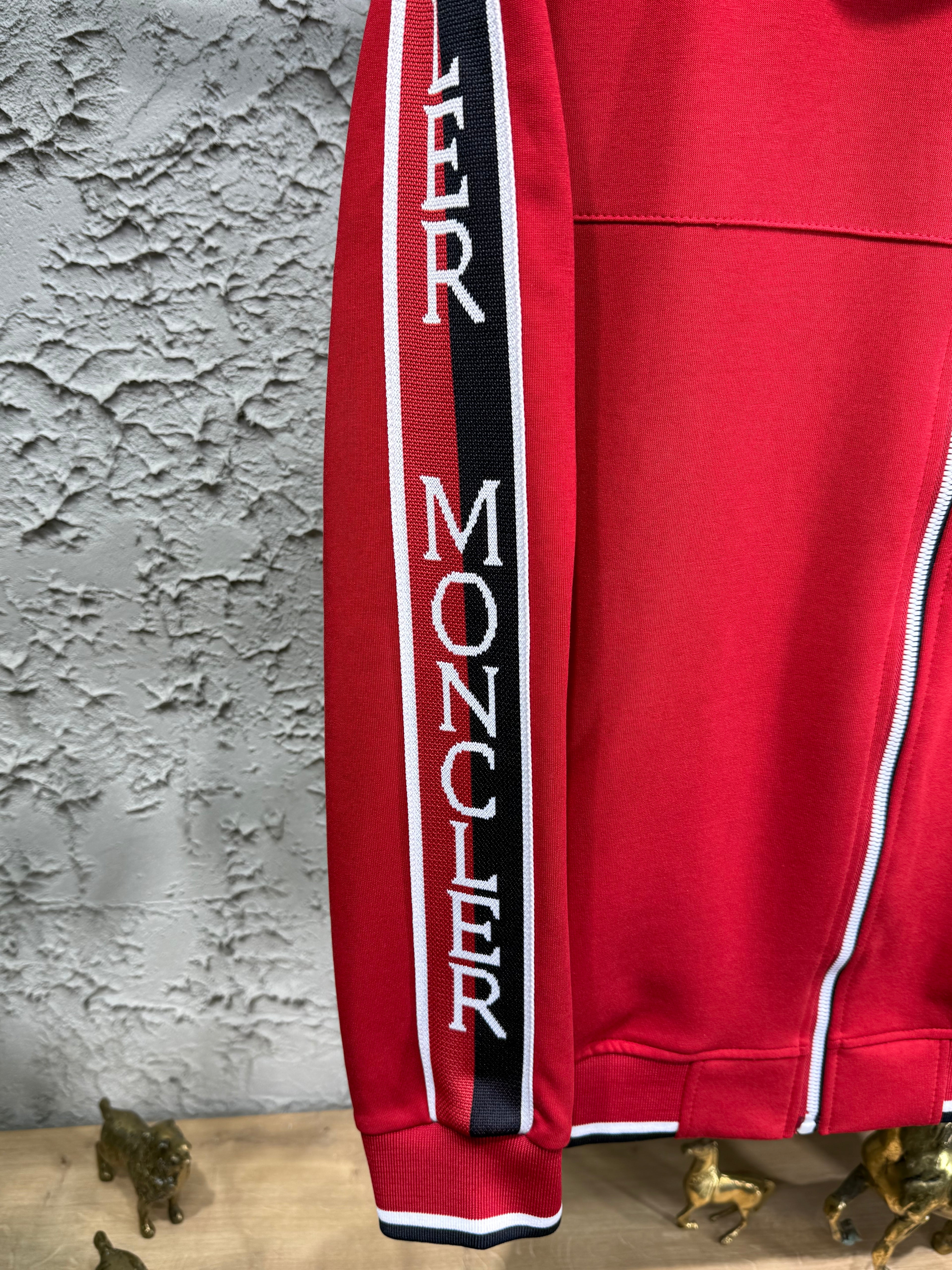 Moncler Erkek Kırmızı-Siyah Fermuarlı Eşofman Takımı – Logo Detaylı Premium Seri