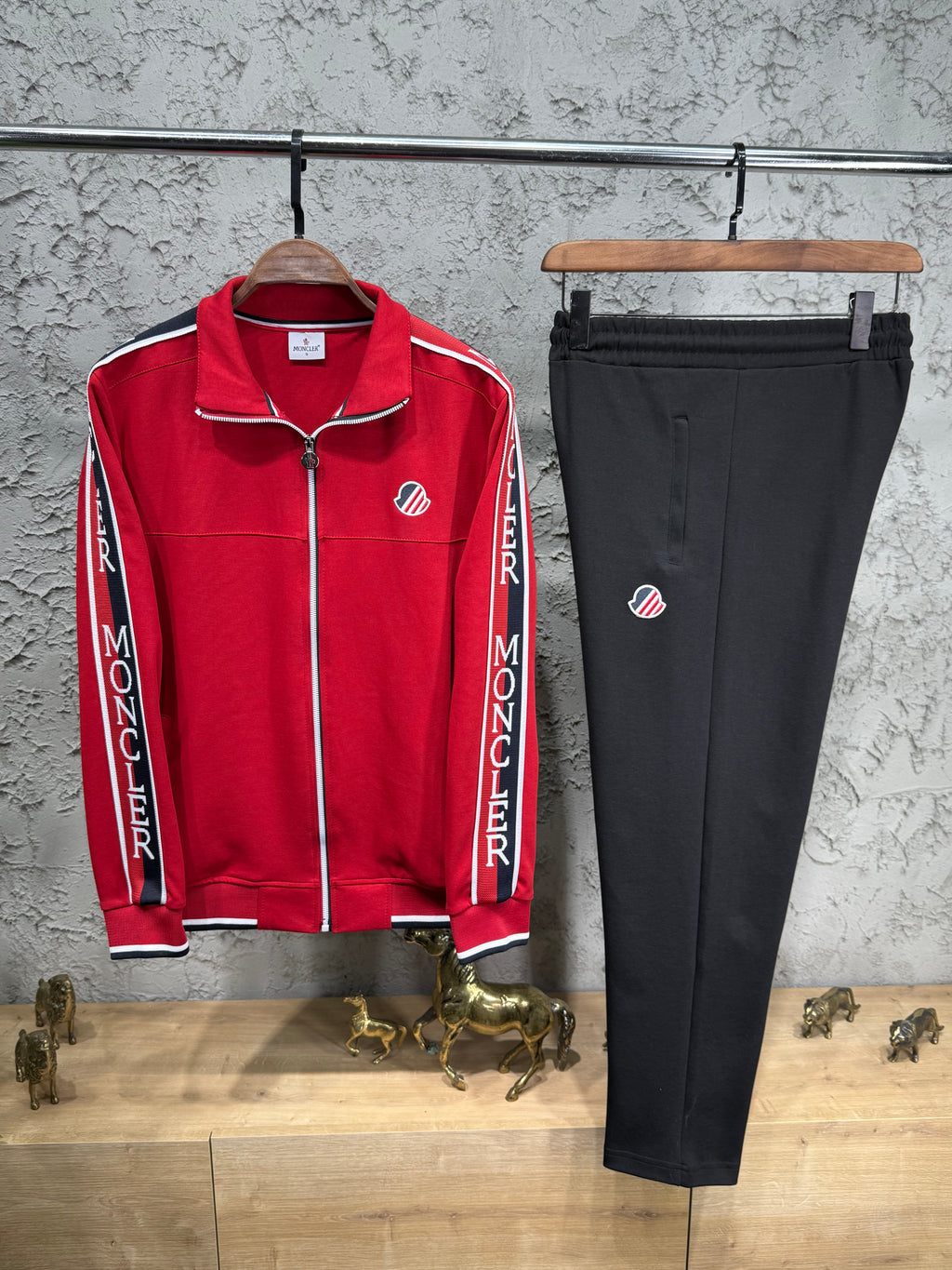 Moncler Erkek Kırmızı-Siyah Fermuarlı Eşofman Takımı – Logo Detaylı Premium Seri