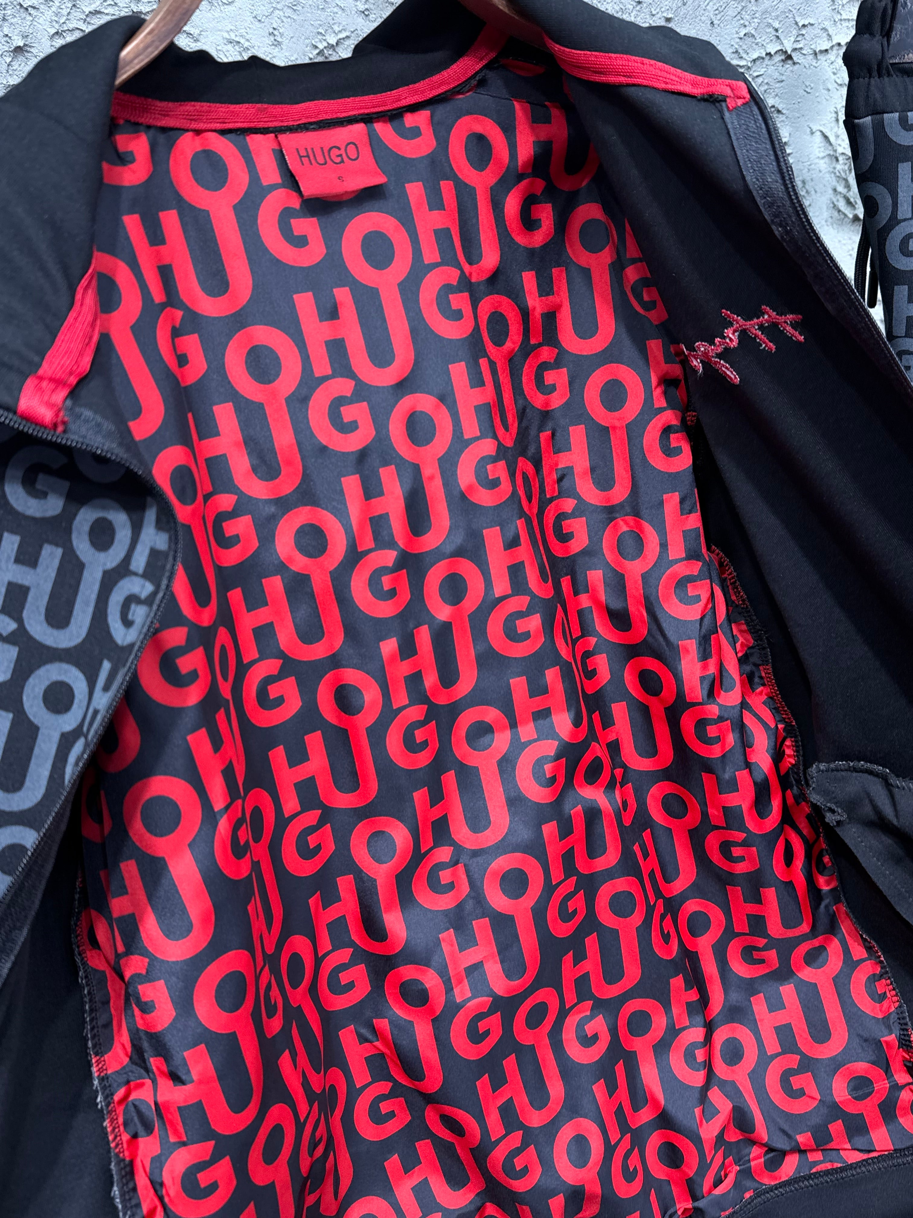 Hugo Erkek Siyah Logolu Kapüşonlu Eşofman Takımı – Kırmızı Detaylı Premium Seri