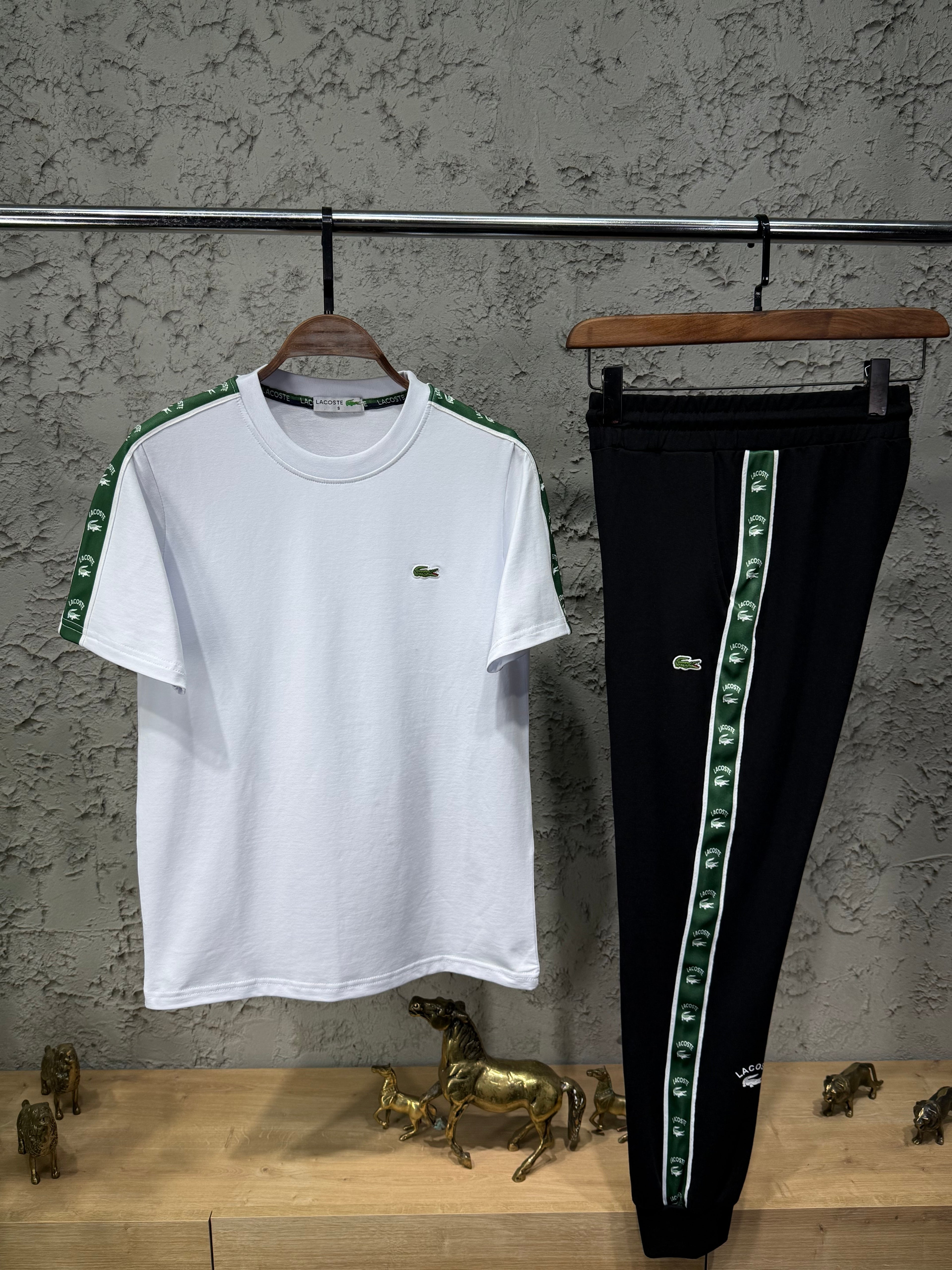 Lacoste Erkek Beyaz T-Shirt & Siyah Şerit Detaylı Eşofman Takımı