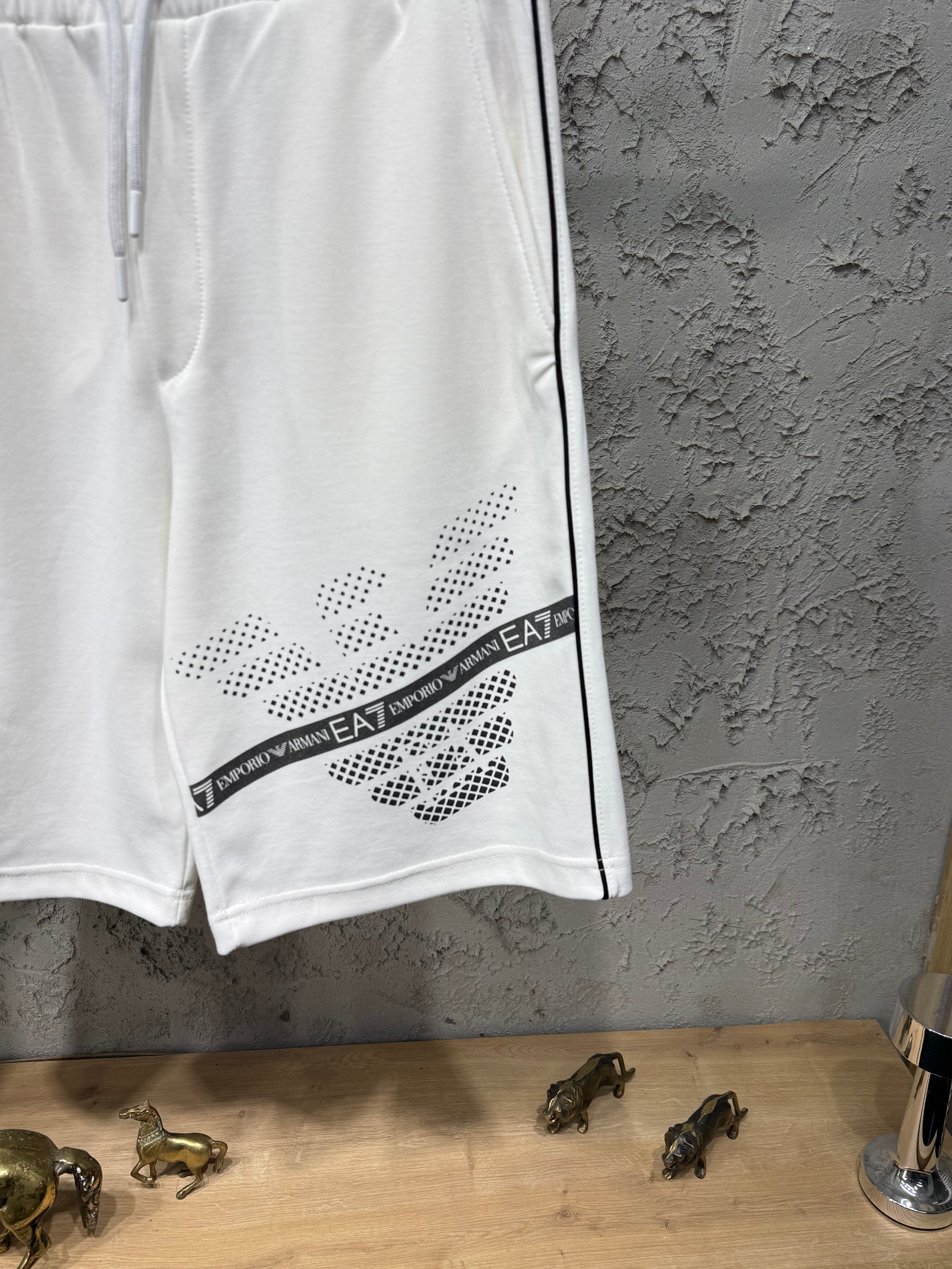 Emporio Armani Büyük Baskı Beyaz T-shirt & Şort Takımı