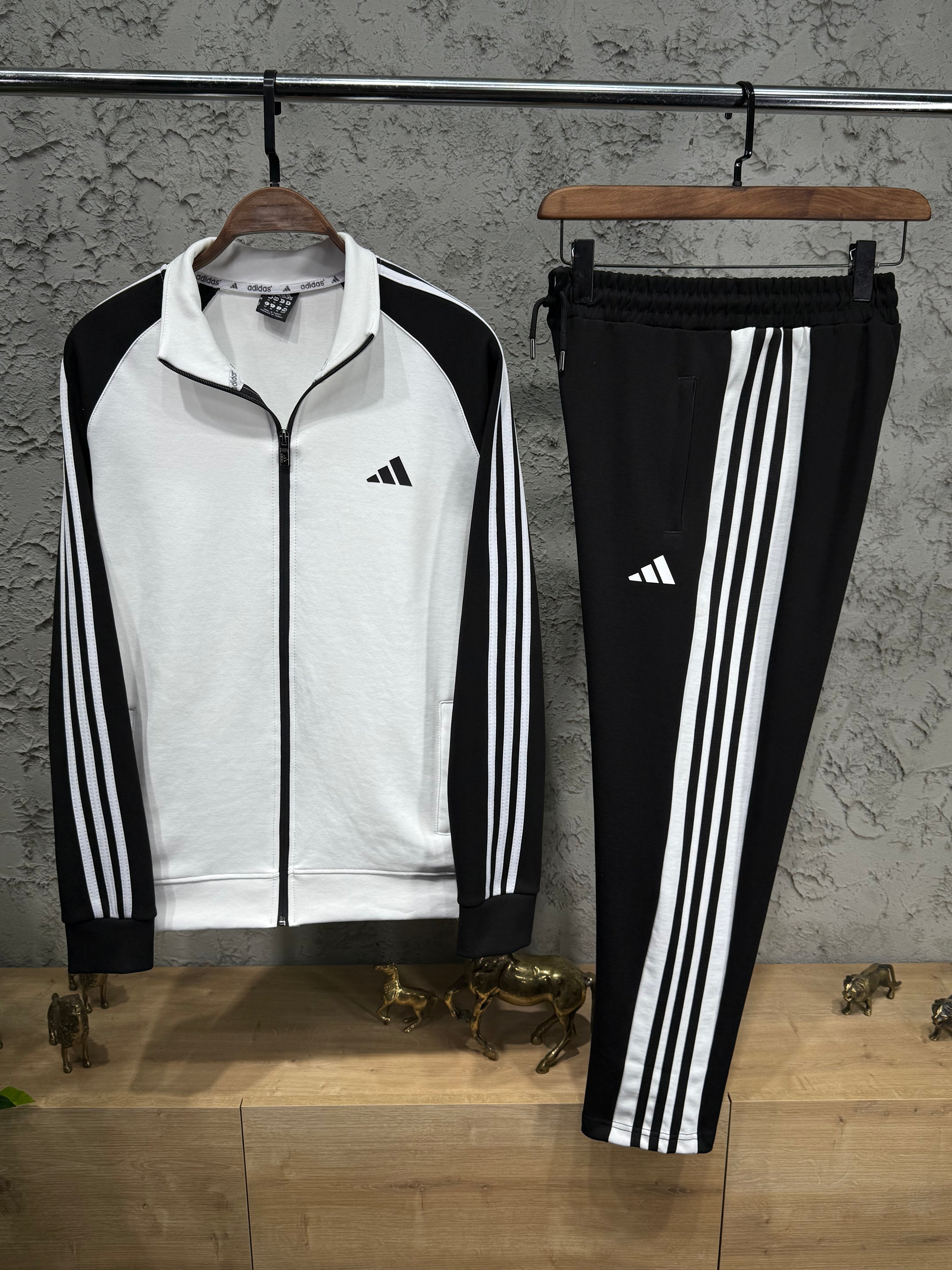 Adidas Erkek Beyaz-Siyah Fermuarlı Eşofman Takımı – 3 Çizgi Detaylı Premium Seri