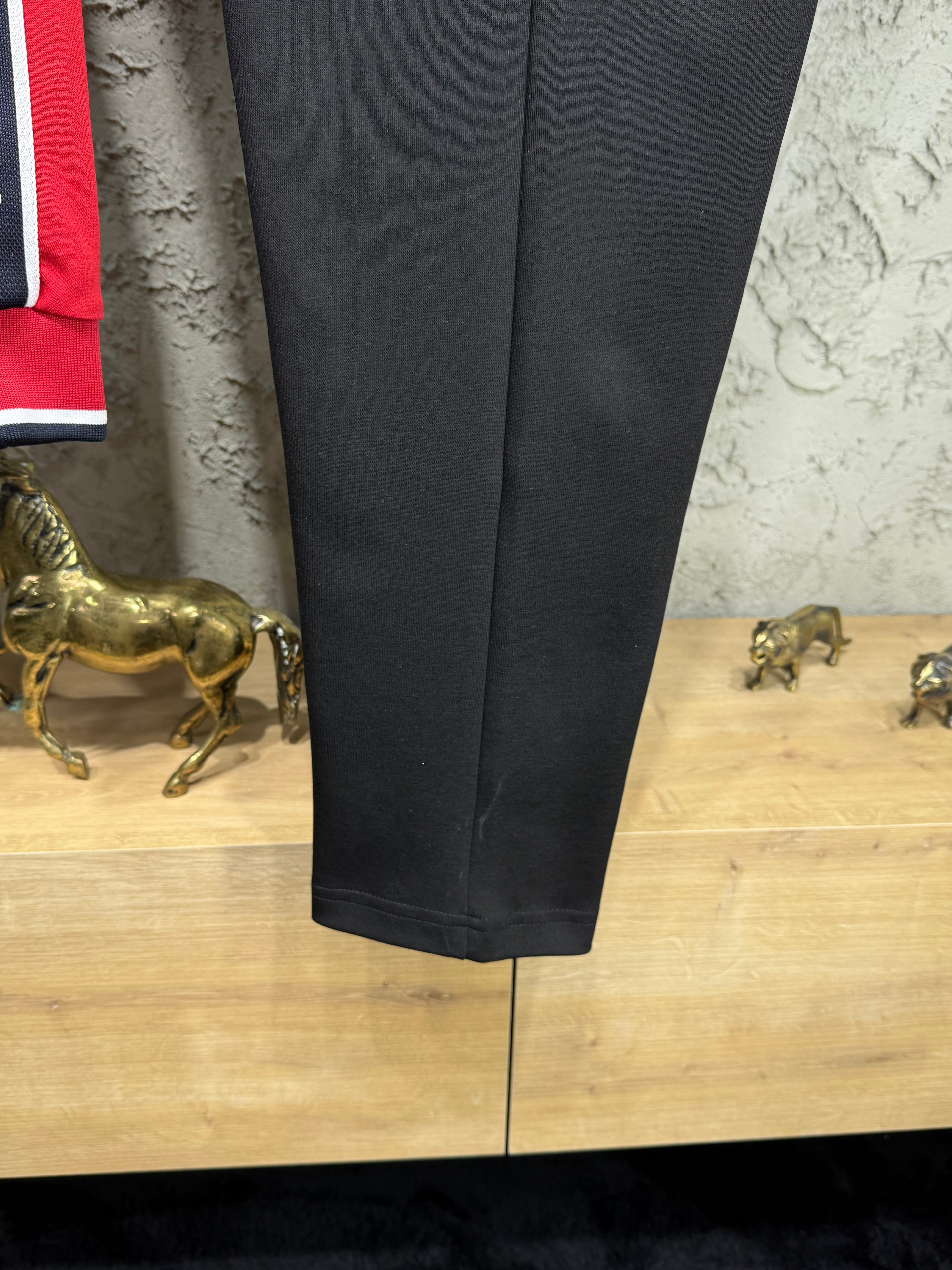 Moncler Erkek Kırmızı-Siyah Fermuarlı Eşofman Takımı – Logo Detaylı Premium Seri