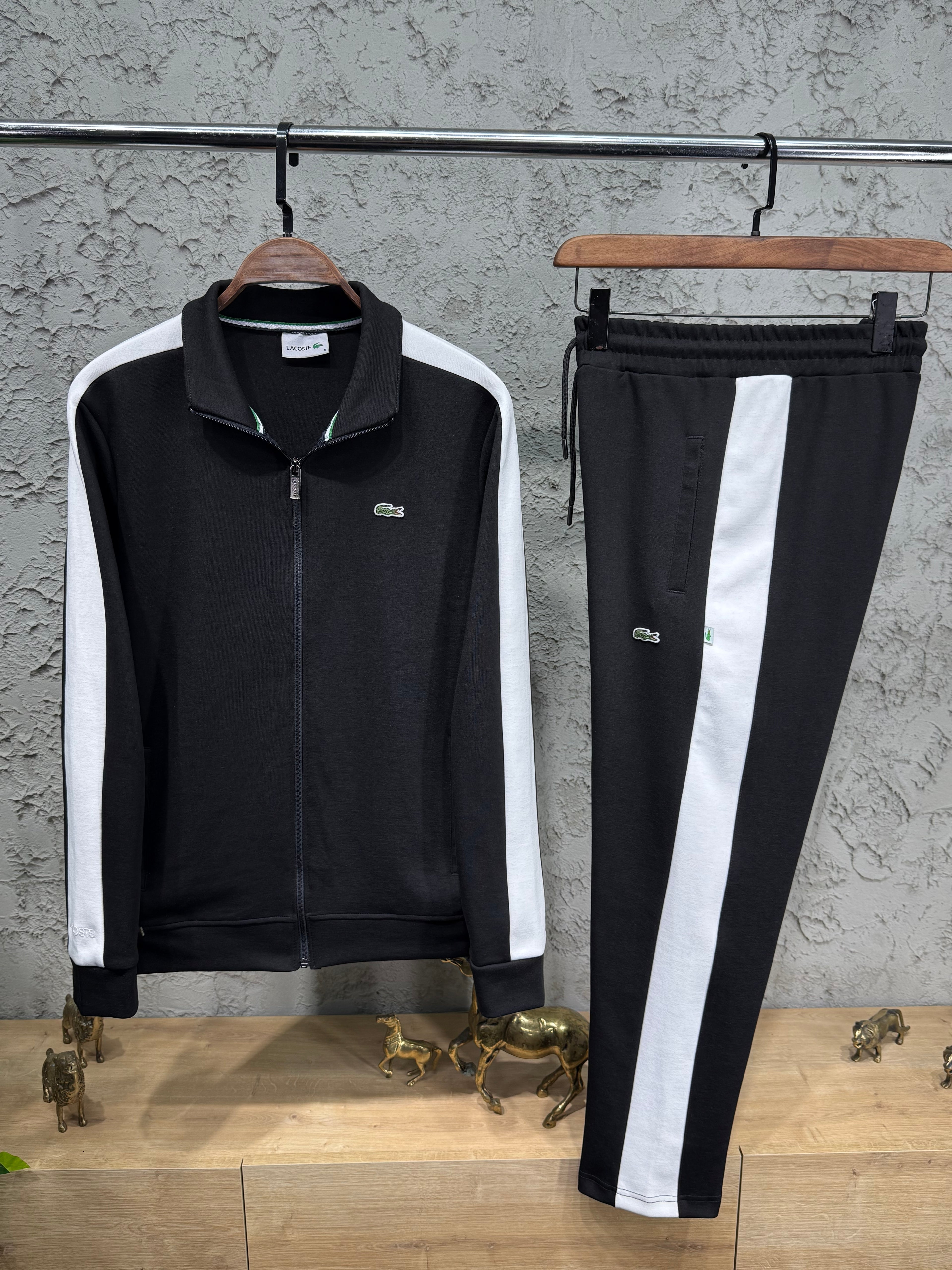 Lacoste Erkek Siyah-Beyaz Fermuarlı Eşofman Takımı – Premium Seri