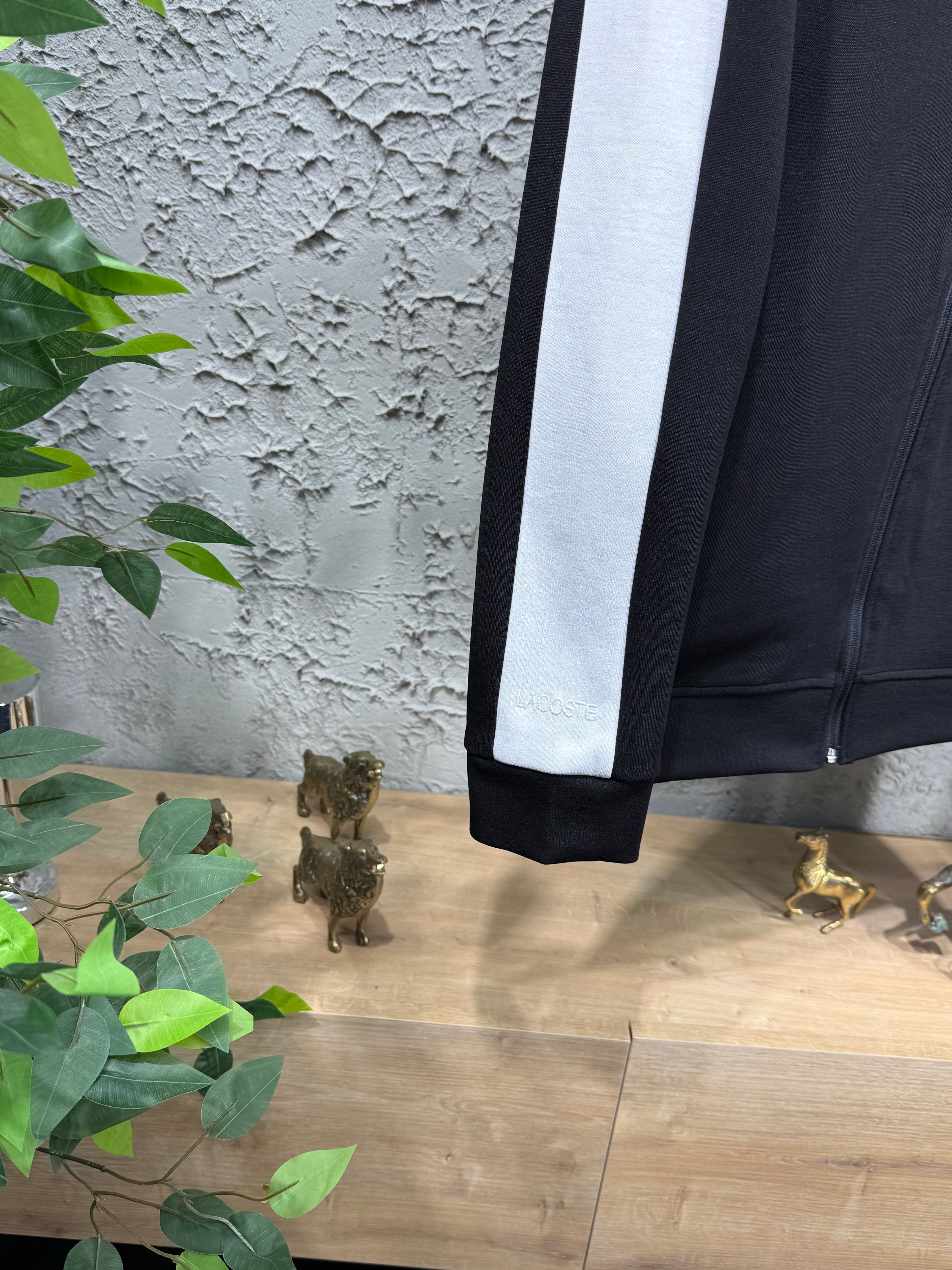 Lacoste Erkek Siyah-Beyaz Fermuarlı Eşofman Takımı – Premium Seri