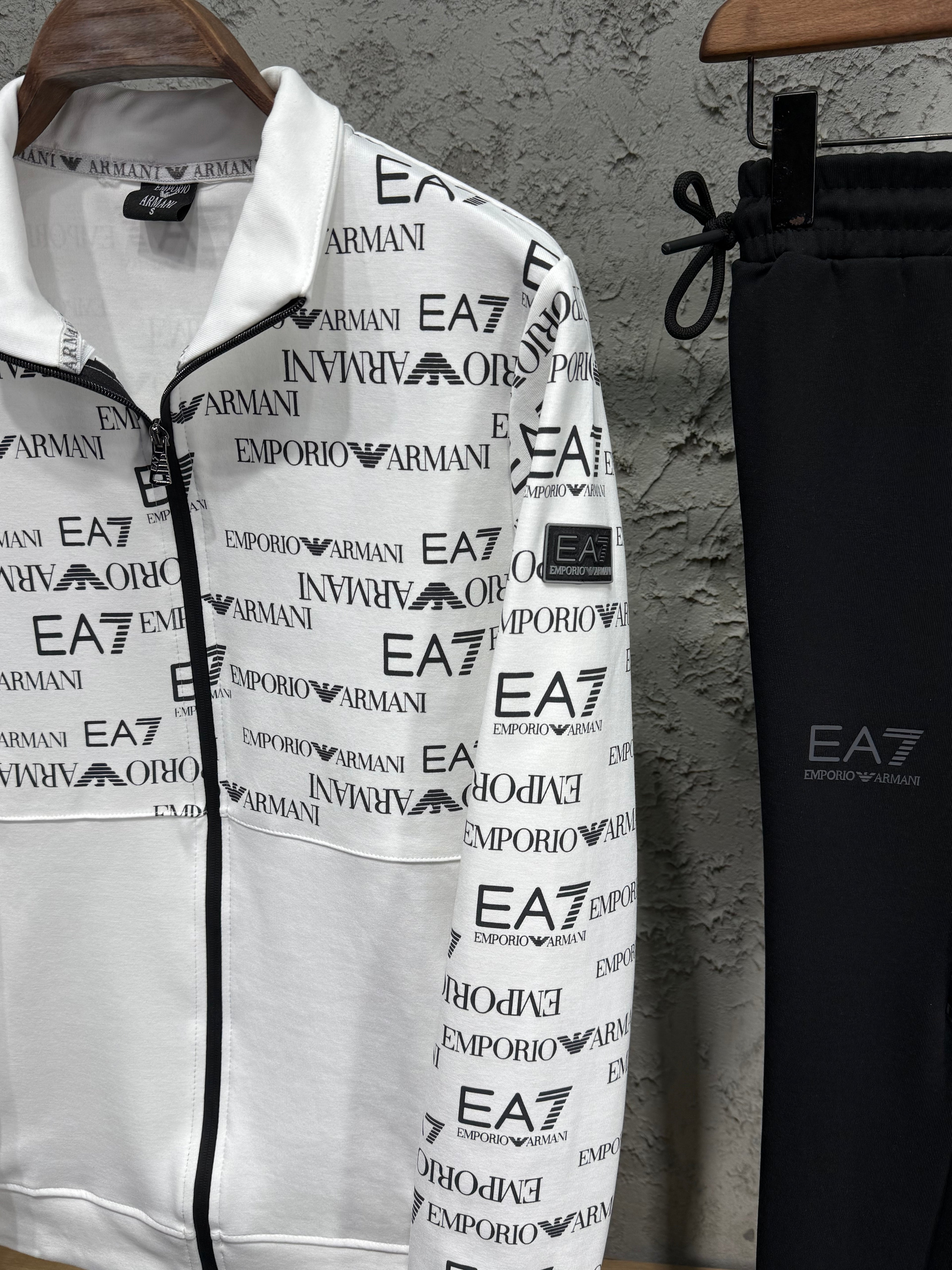 Emporio Armani EA7 Erkek Beyaz-Siyah Logolu Eşofman Takımı – Premium Seri