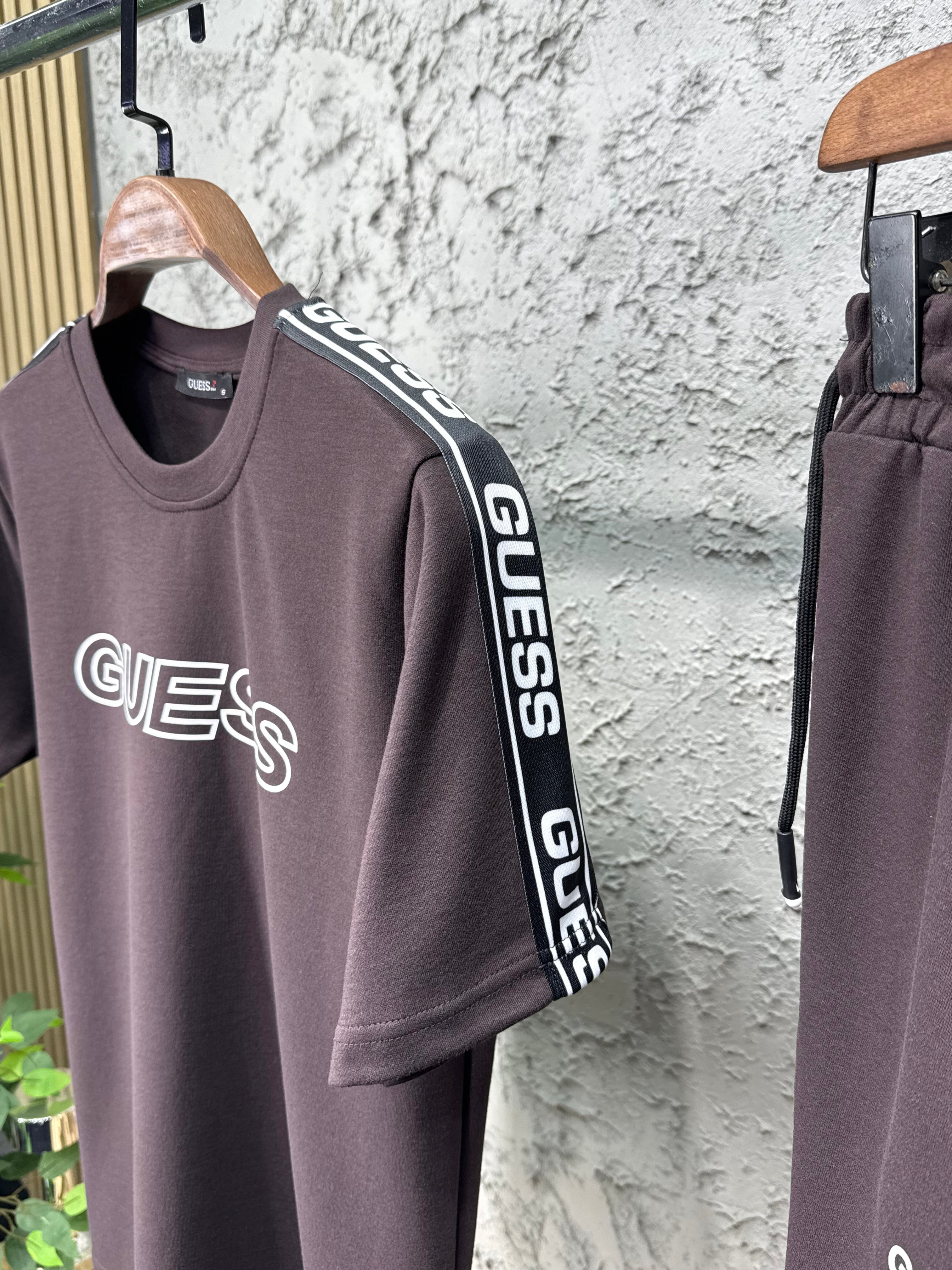 Guess Şeritli Acı Kahve T-shirt & Eşofman Takımı