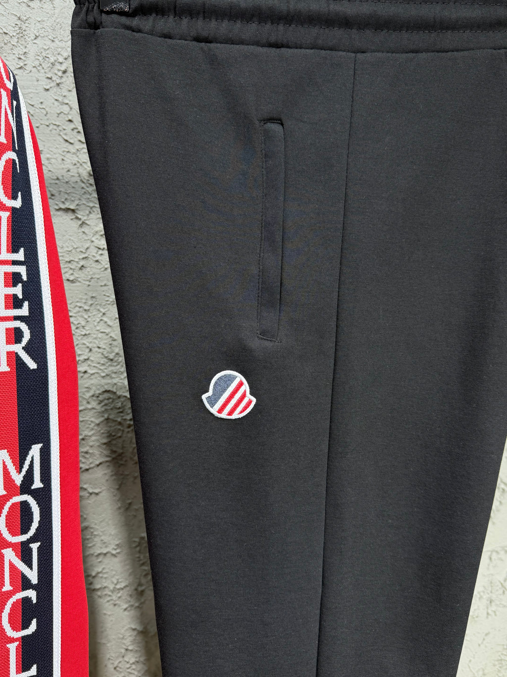 Moncler Erkek Kırmızı-Siyah Fermuarlı Eşofman Takımı – Logo Detaylı Premium Seri