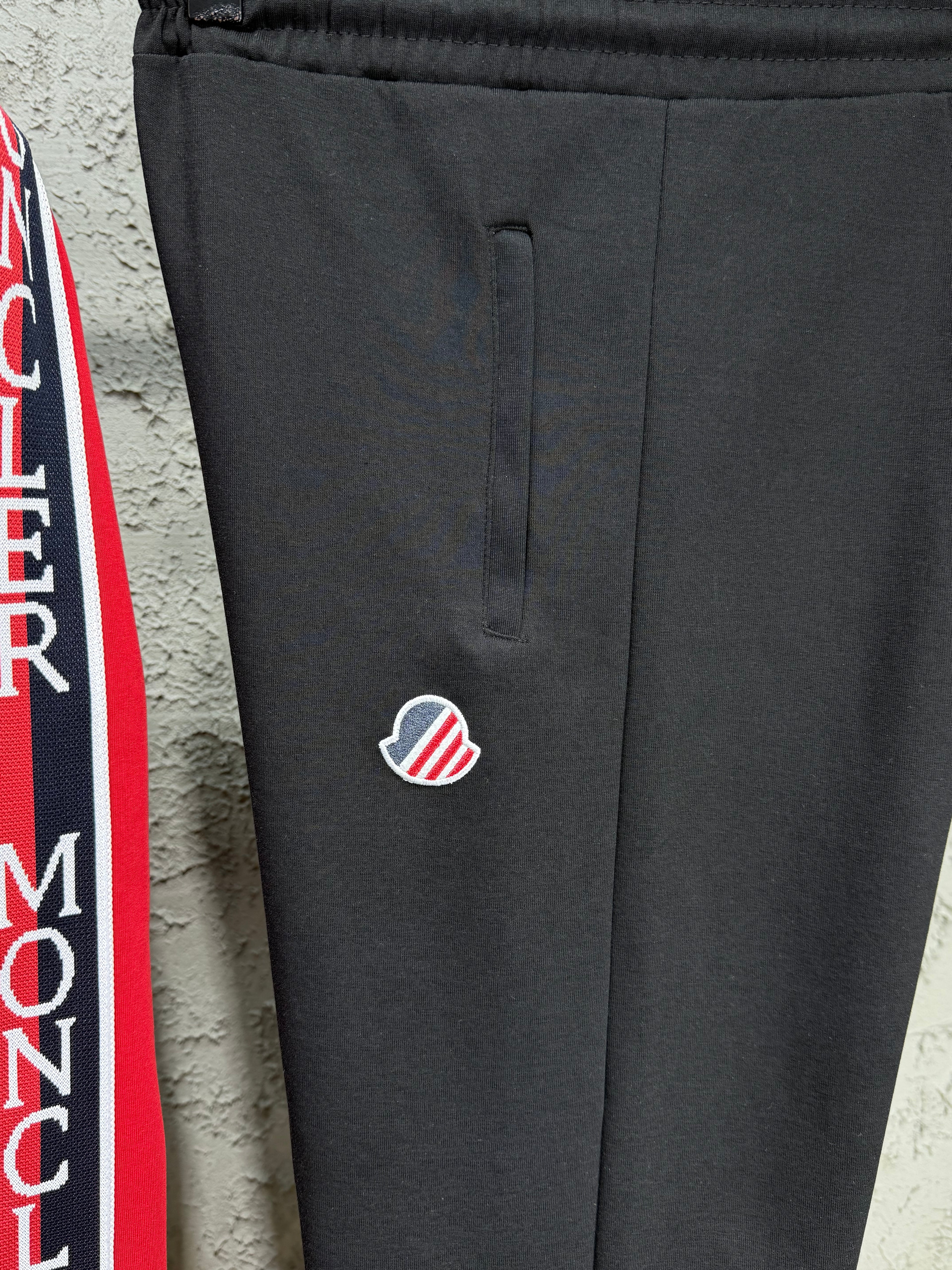 Moncler Erkek Kırmızı-Siyah Fermuarlı Eşofman Takımı – Logo Detaylı Premium Seri