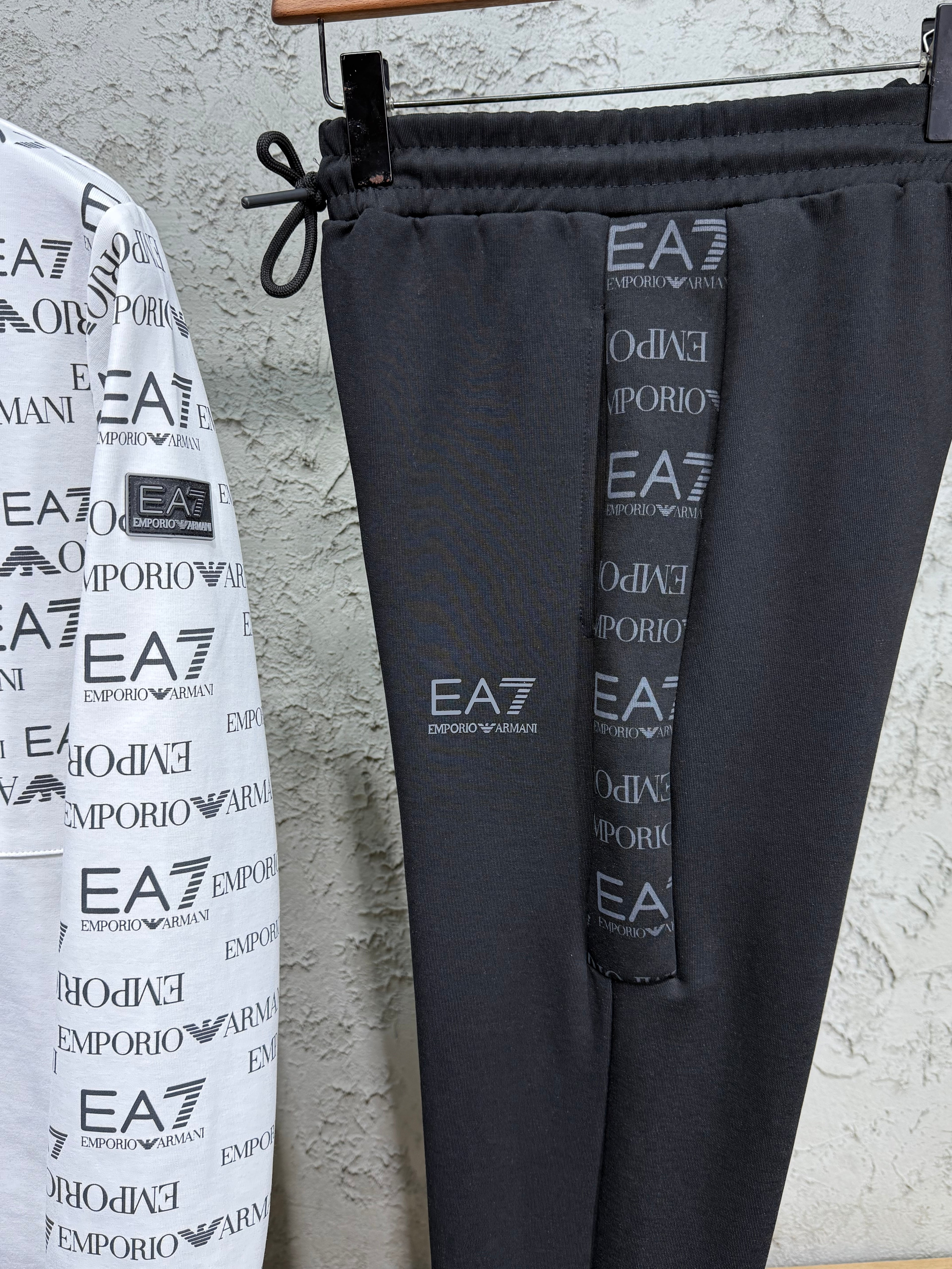Emporio Armani EA7 Erkek Beyaz-Siyah Logolu Eşofman Takımı – Premium Seri