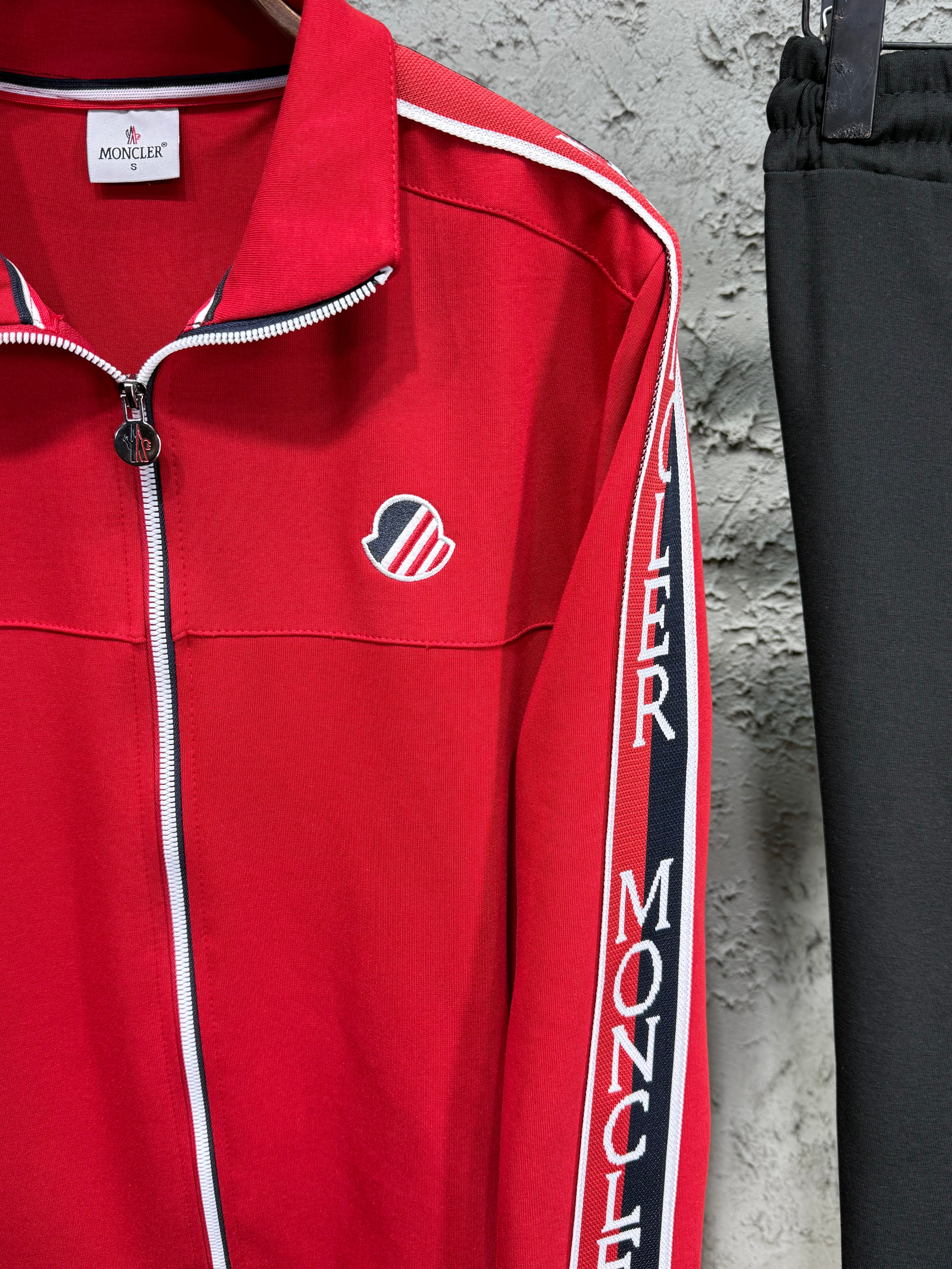 Moncler Erkek Kırmızı-Siyah Fermuarlı Eşofman Takımı – Logo Detaylı Premium Seri