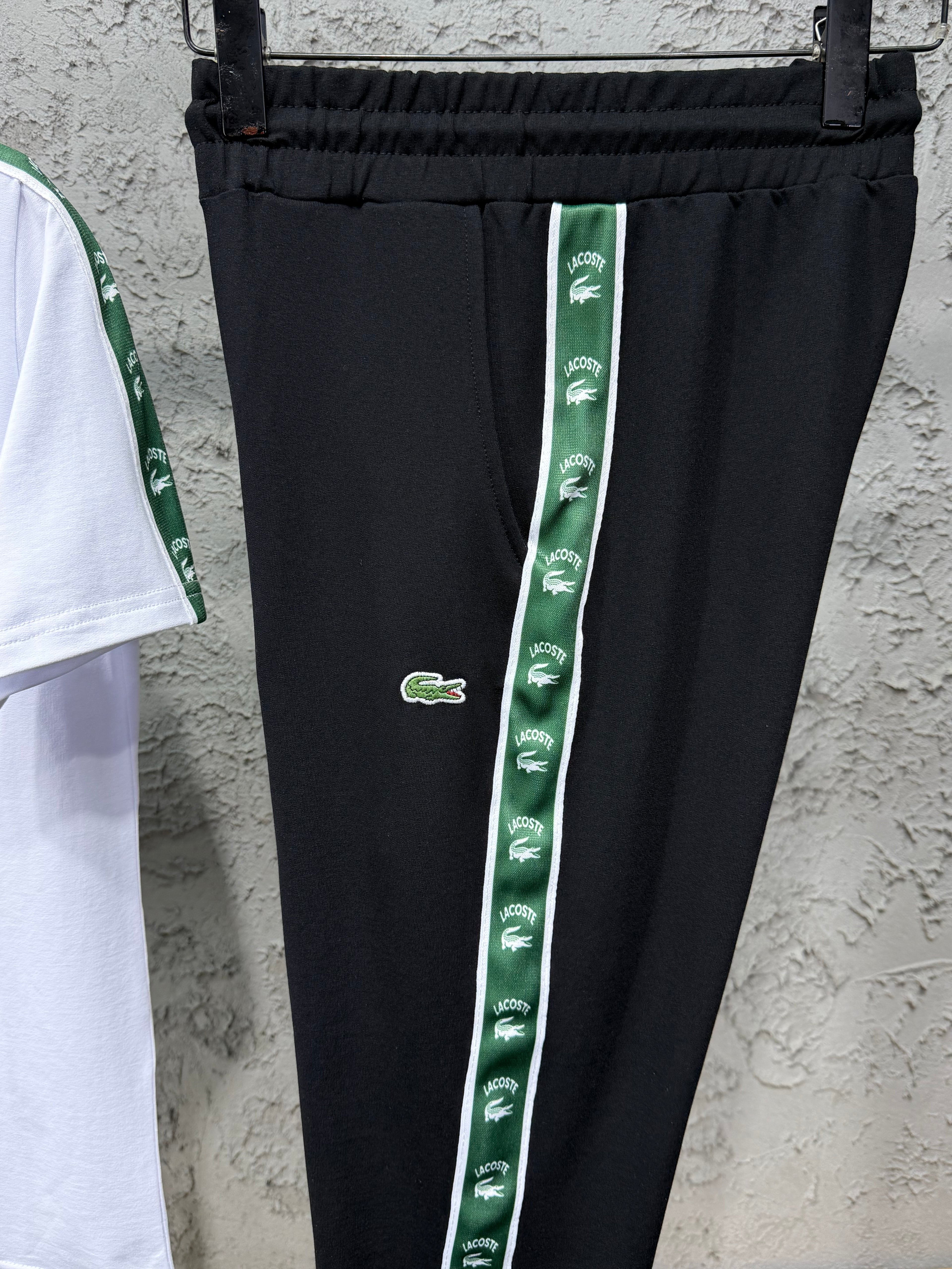 Lacoste Erkek Beyaz T-Shirt & Siyah Şerit Detaylı Eşofman Takımı