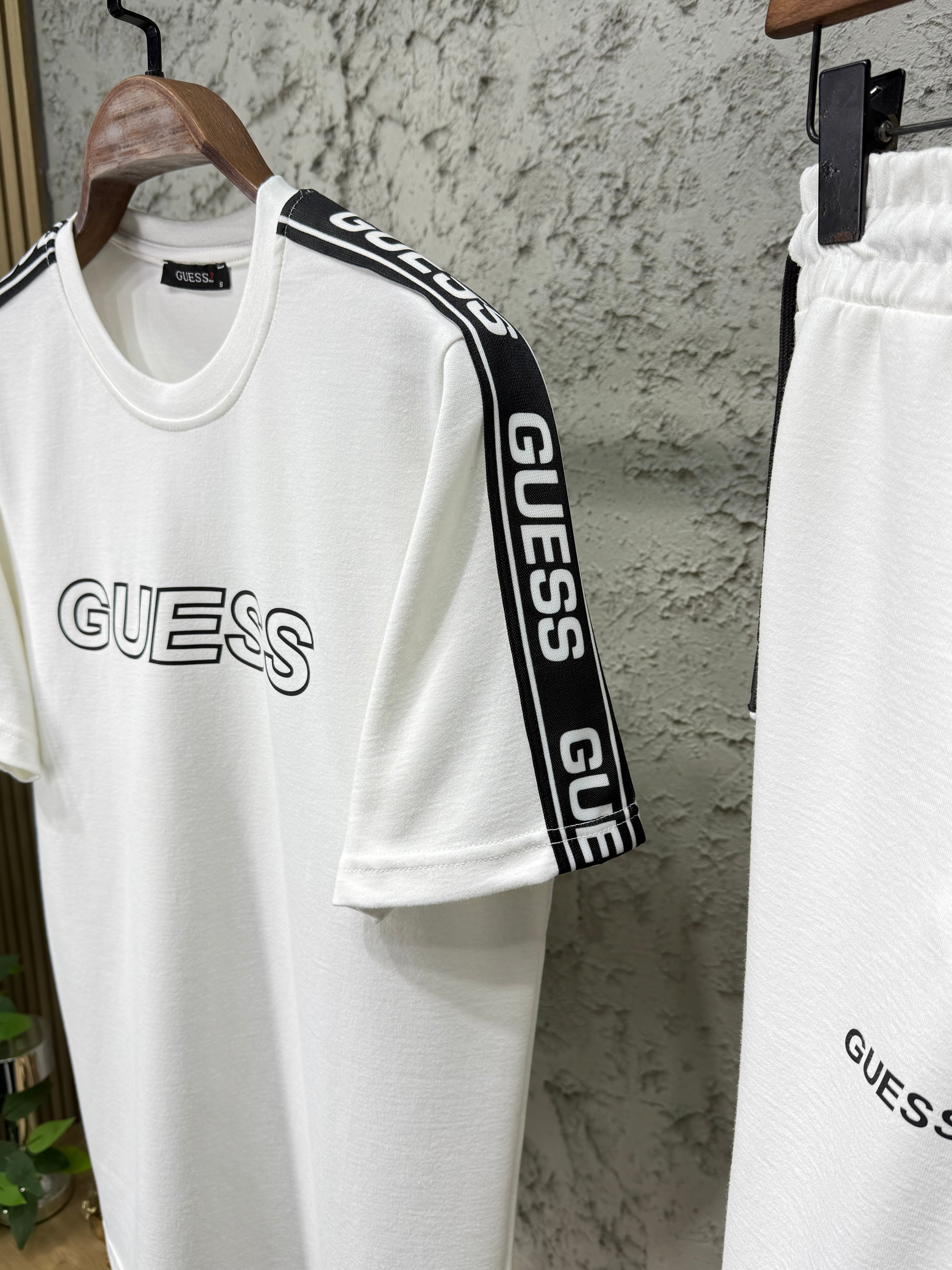 Guess Şeritli Beyaz T-shirt & Eşofman Takımı
