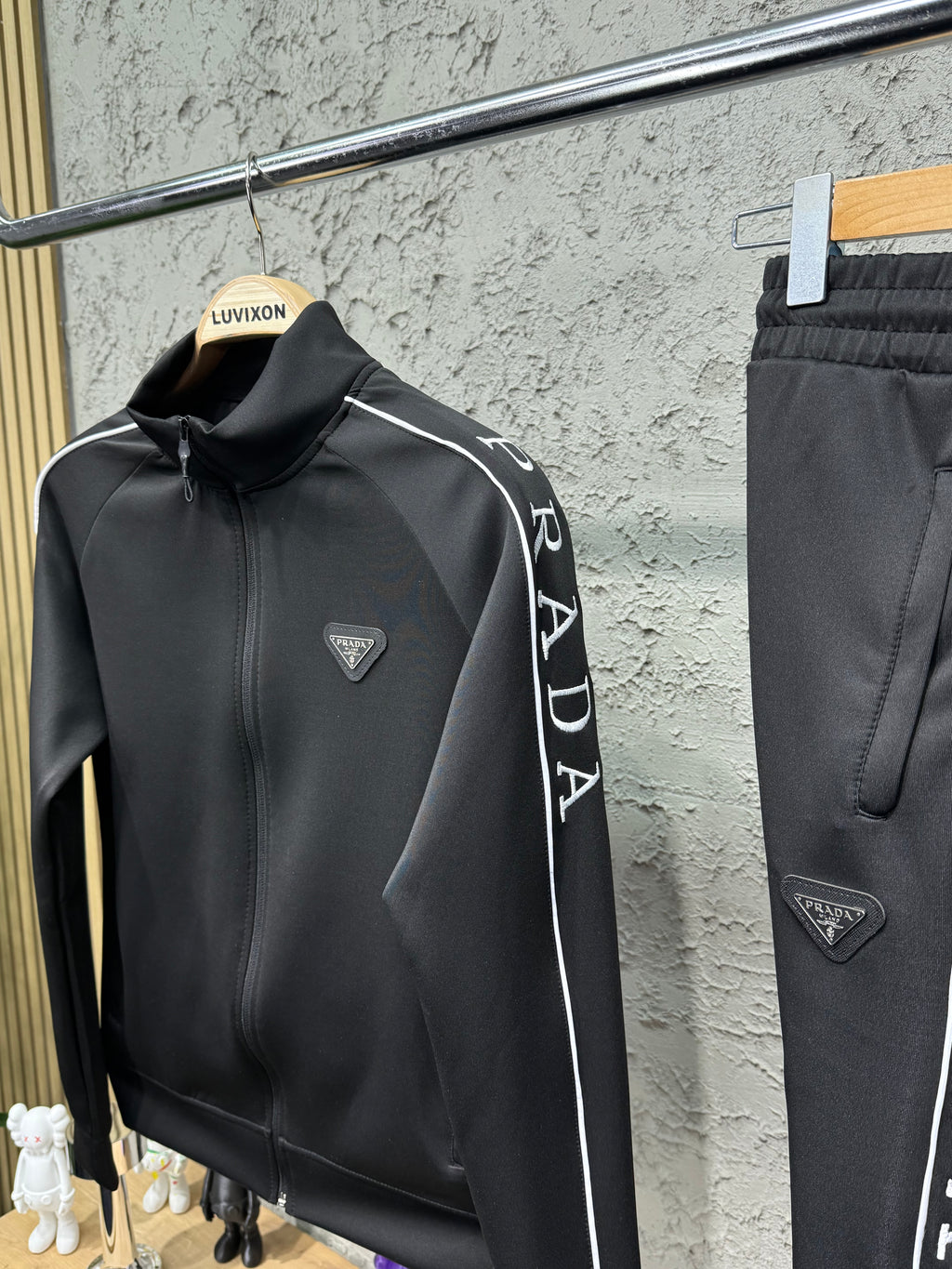 Prada Nakış Detaylı Siyah Eşofman Takımı