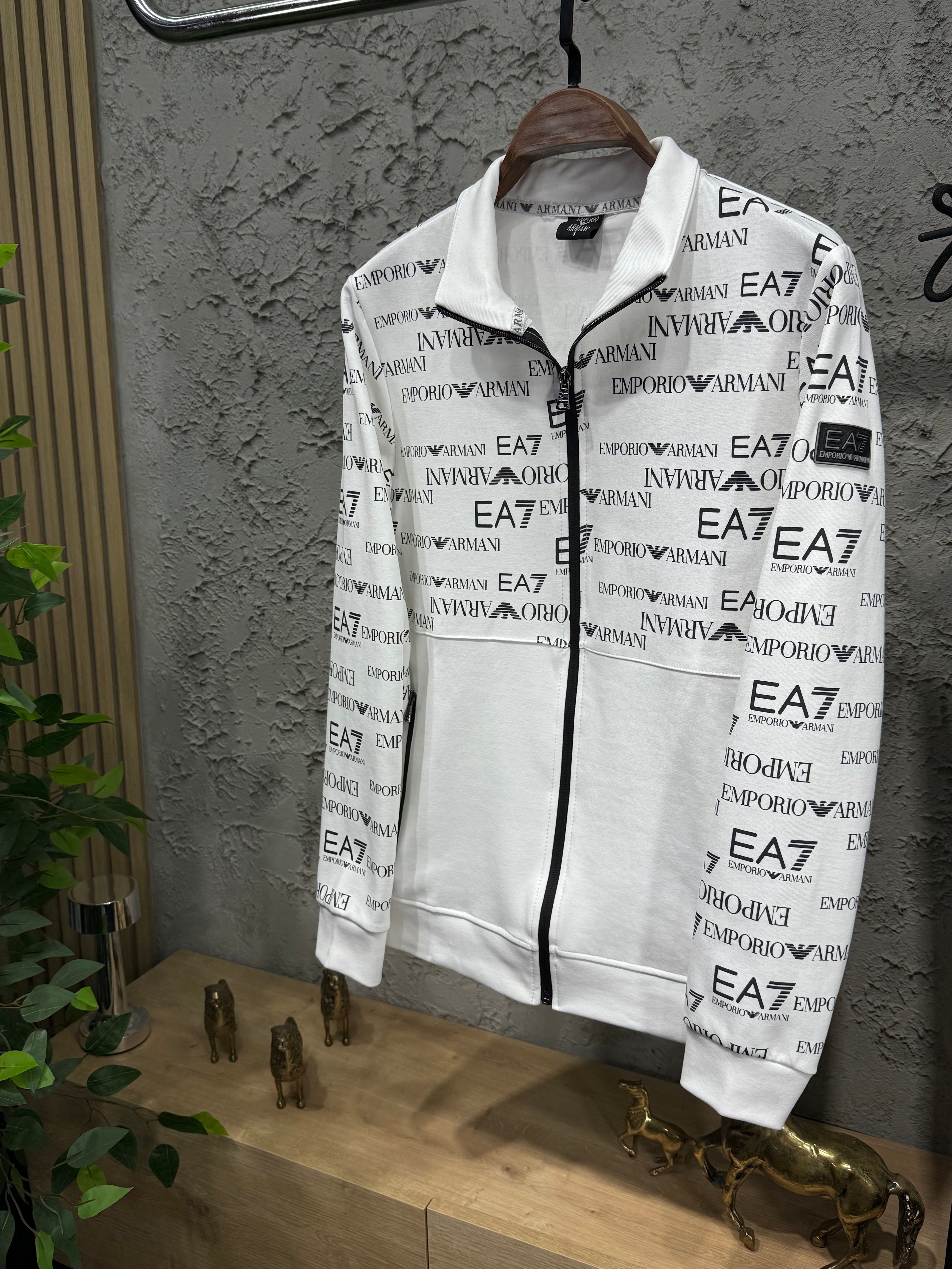 Emporio Armani EA7 Erkek Beyaz-Siyah Logolu Eşofman Takımı – Premium Seri