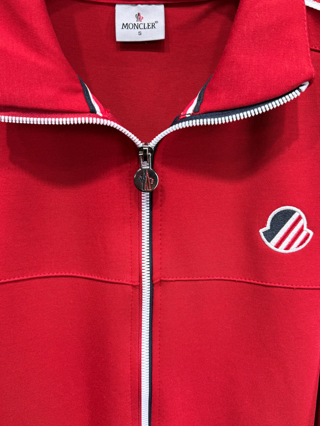 Moncler Erkek Kırmızı-Siyah Fermuarlı Eşofman Takımı – Logo Detaylı Premium Seri
