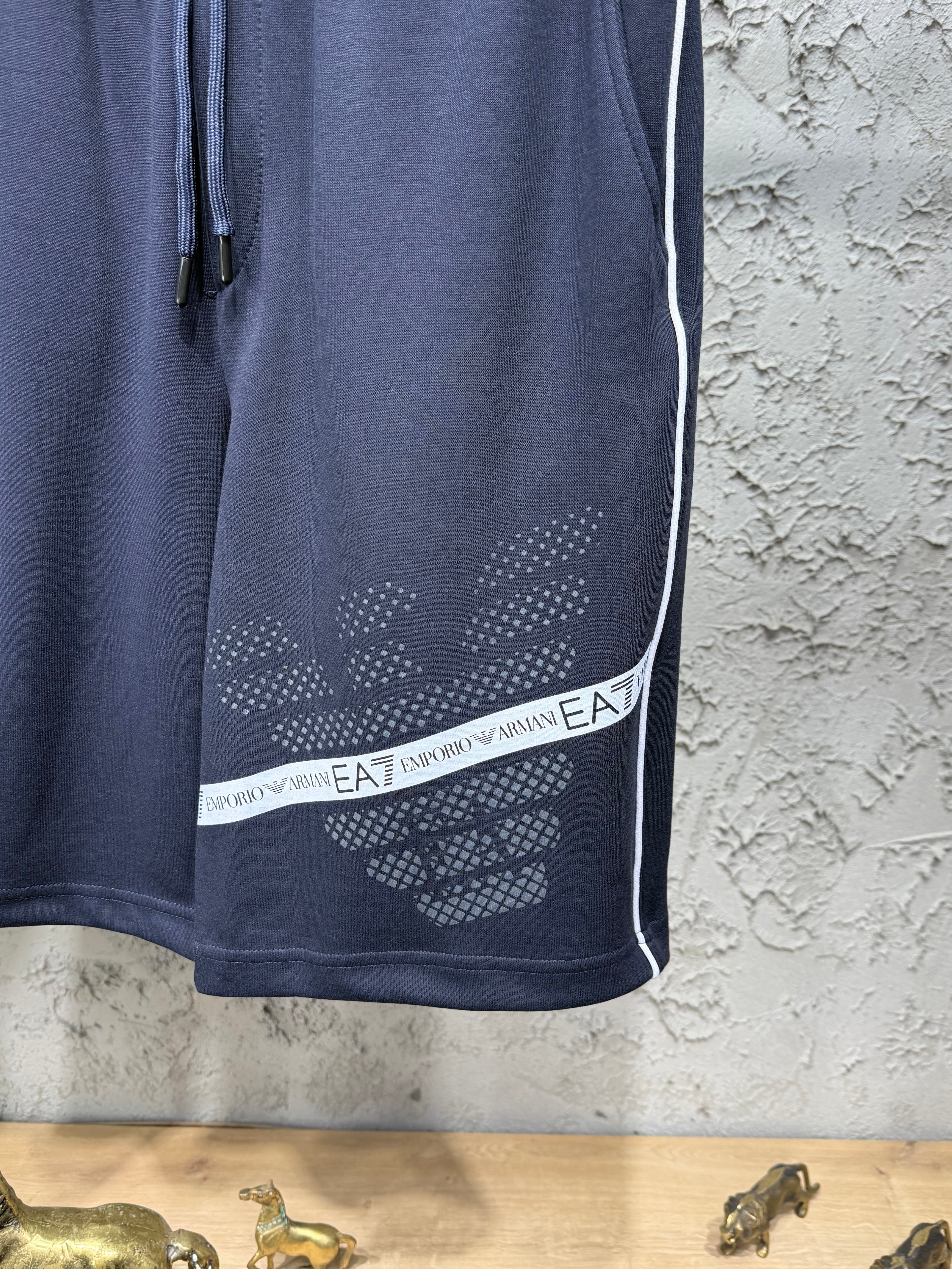 Emporio Armani Büyük Baskı Lacivert T-shirt & Şort Takımı