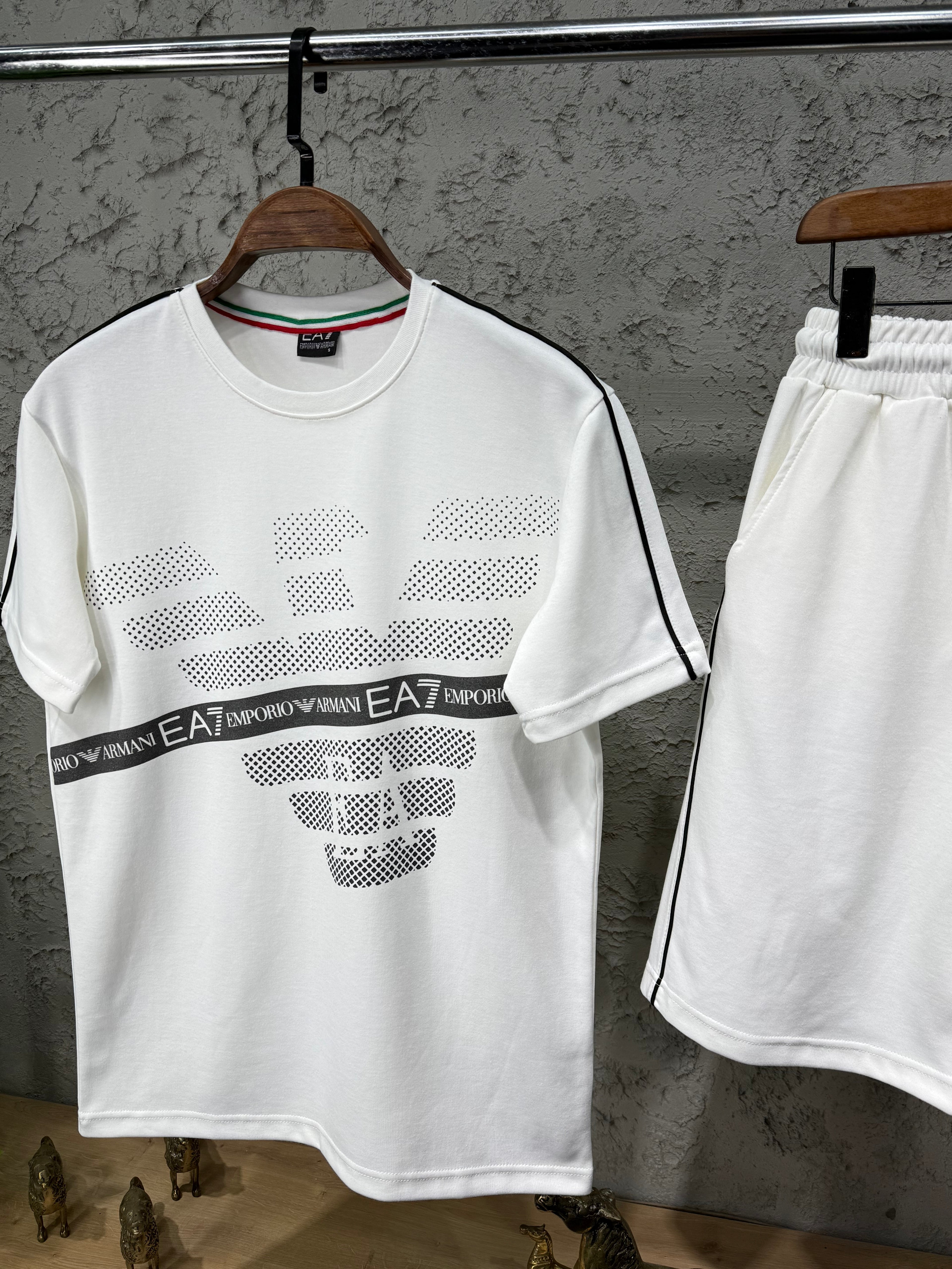 Emporio Armani Büyük Baskı Beyaz T-shirt & Şort Takımı
