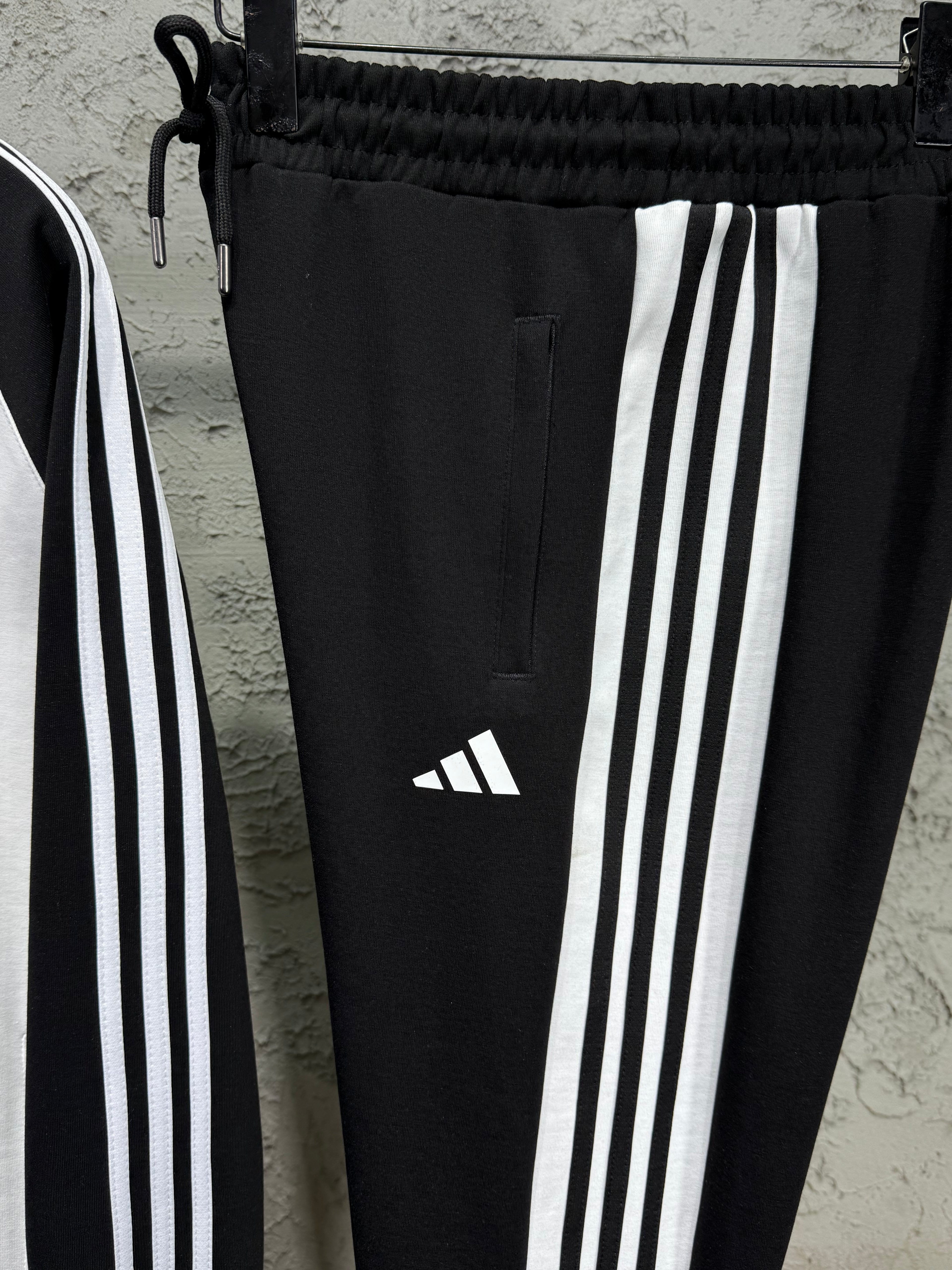 Adidas Erkek Beyaz-Siyah Fermuarlı Eşofman Takımı – 3 Çizgi Detaylı Premium Seri