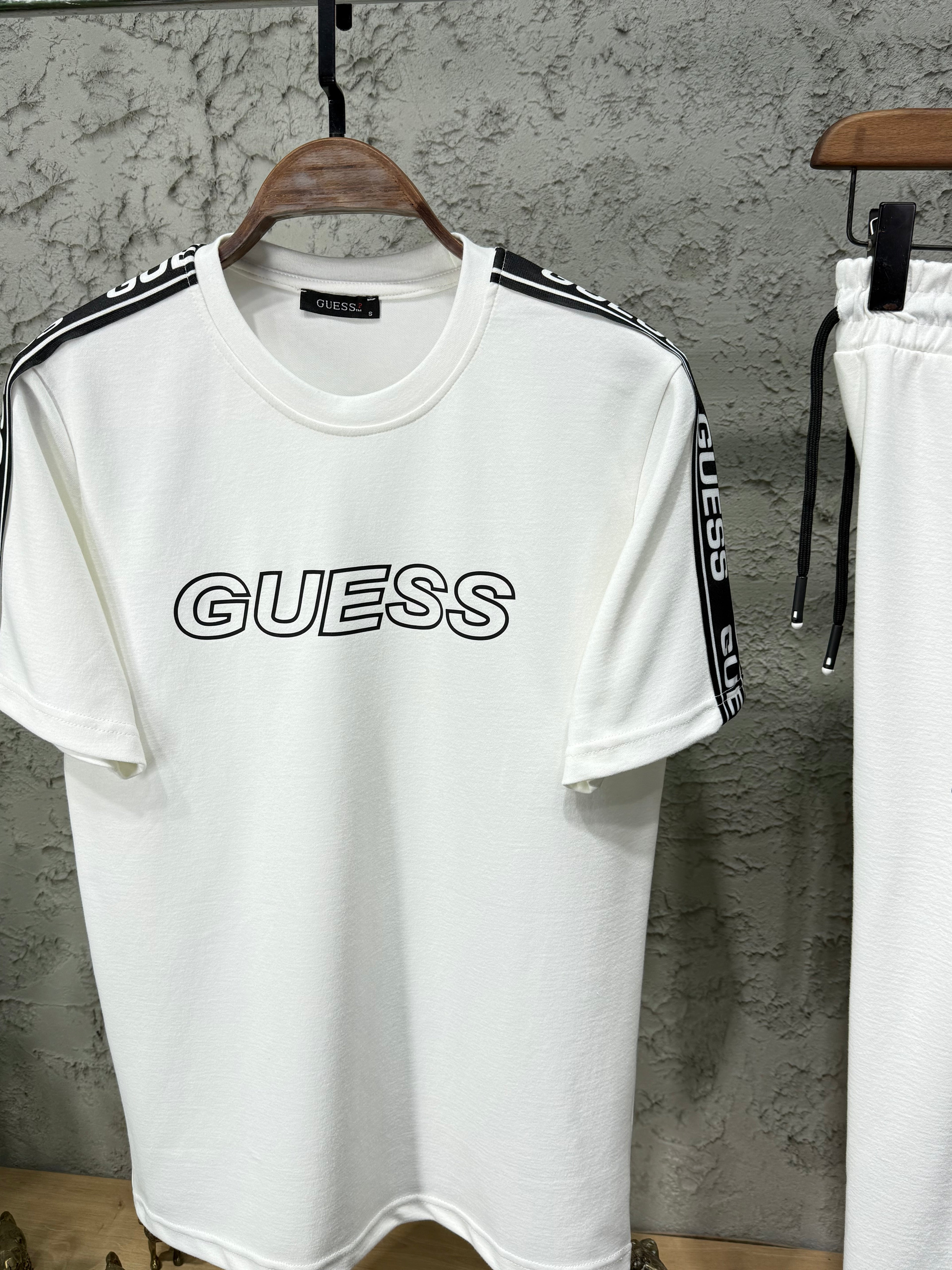 Guess Şeritli Beyaz T-shirt & Eşofman Takımı