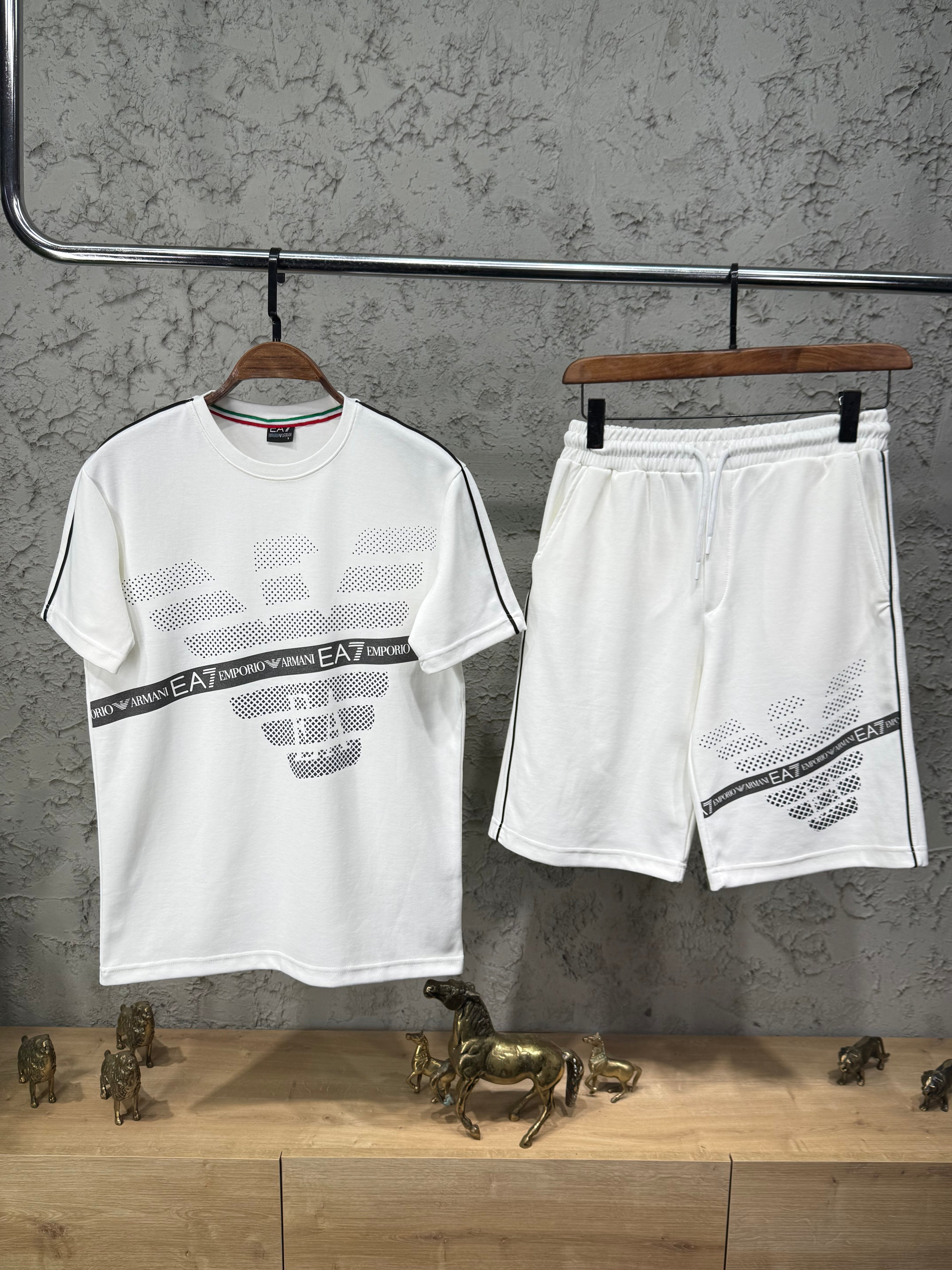 Emporio Armani Büyük Baskı Beyaz T-shirt & Şort Takımı