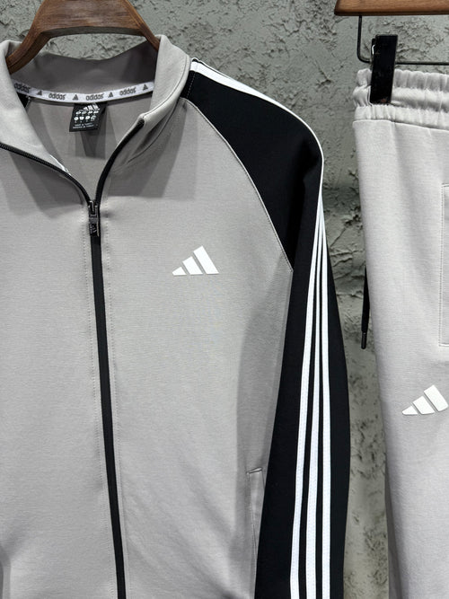 Adidas Erkek Açık Gri-Siyah Fermuarlı Eşofman Takımı – 3 Çizgi Detaylı Premium Seri