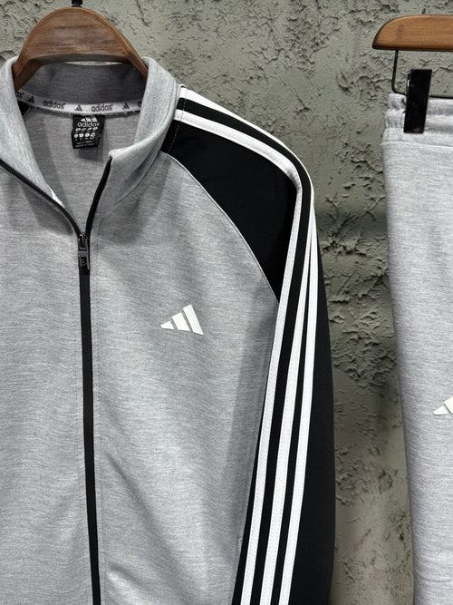 Adidas Erkek Gri-Siyah Fermuarlı Eşofman Takımı – 3 Çizgi Detaylı Premium Seri