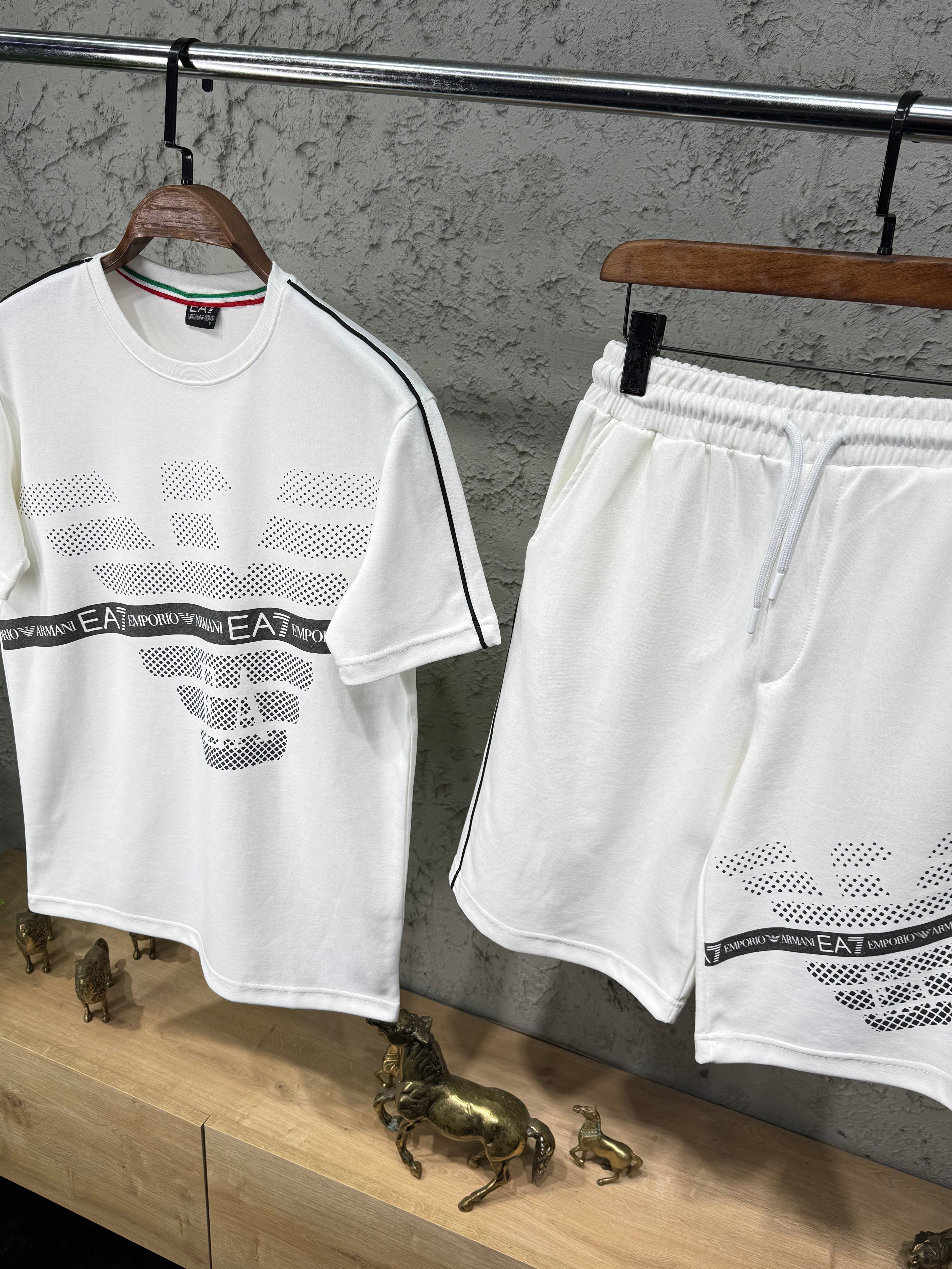 Emporio Armani Büyük Baskı Beyaz T-shirt & Şort Takımı